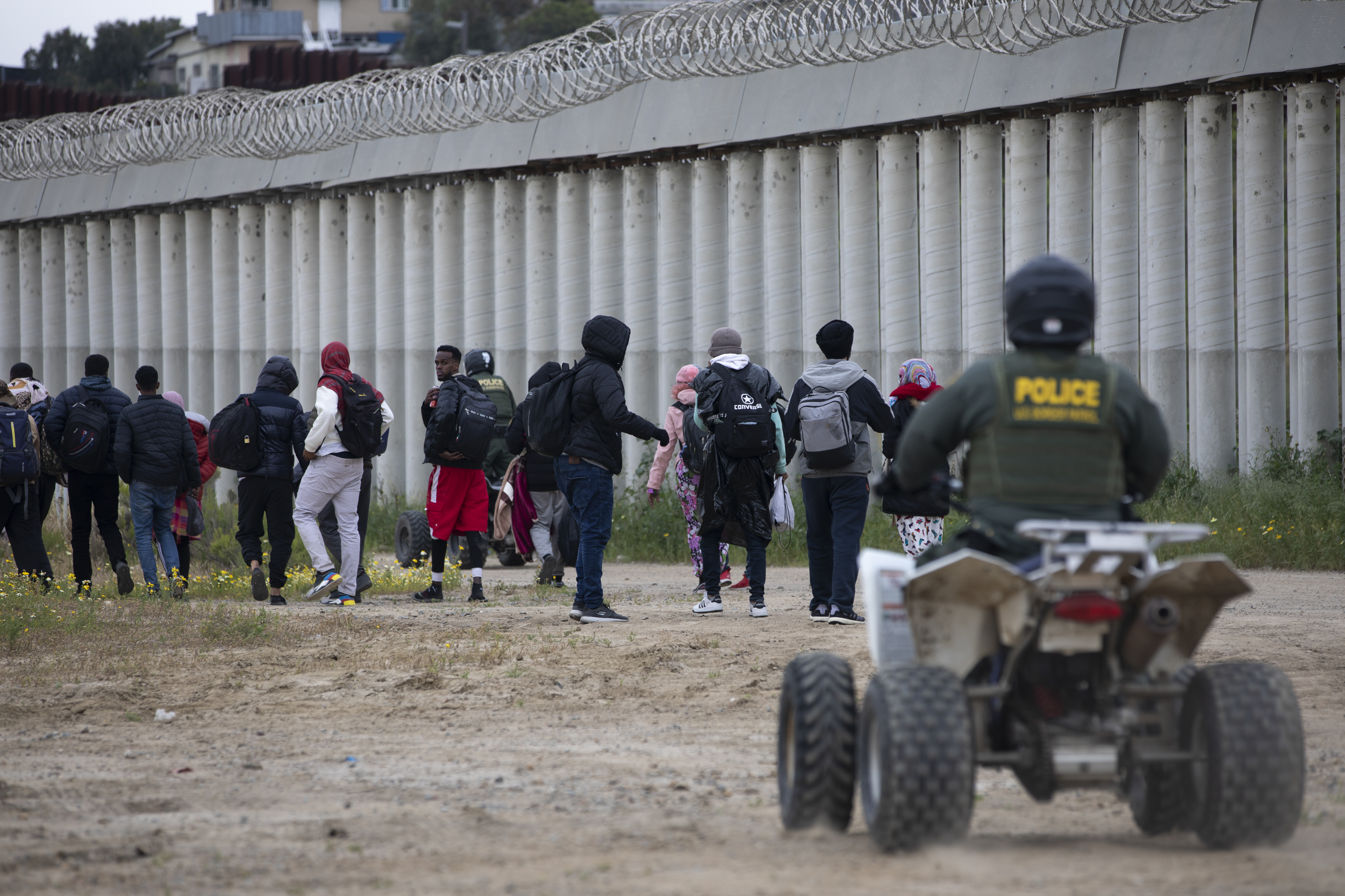 In letter to congressmembers, CBP denies holding migrants in custody between border fences in San Diego - Vimarsana News