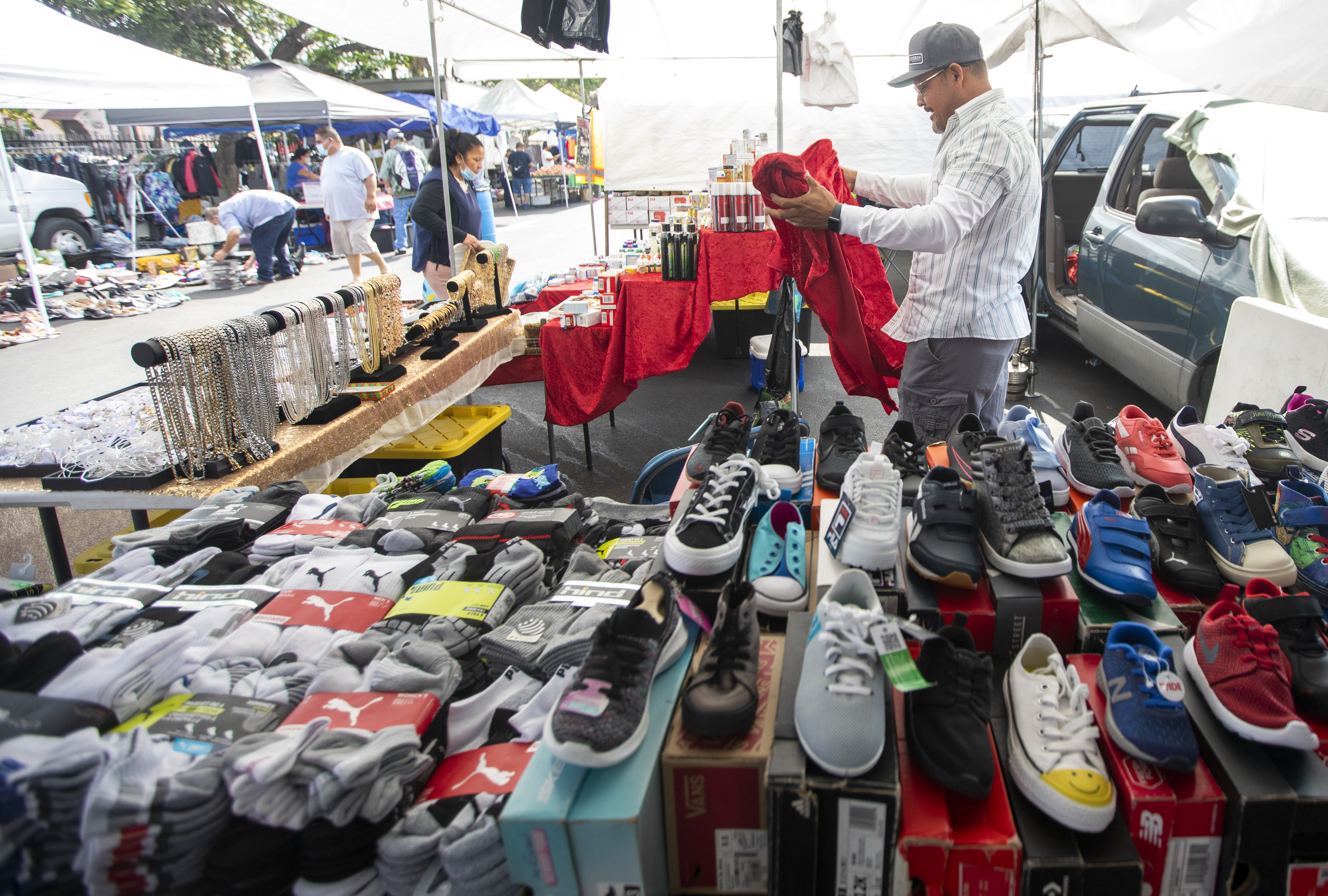 A feud between owner of L.A. swap meet and street vendors escalates after chain-link fence installed - Vimarsana News