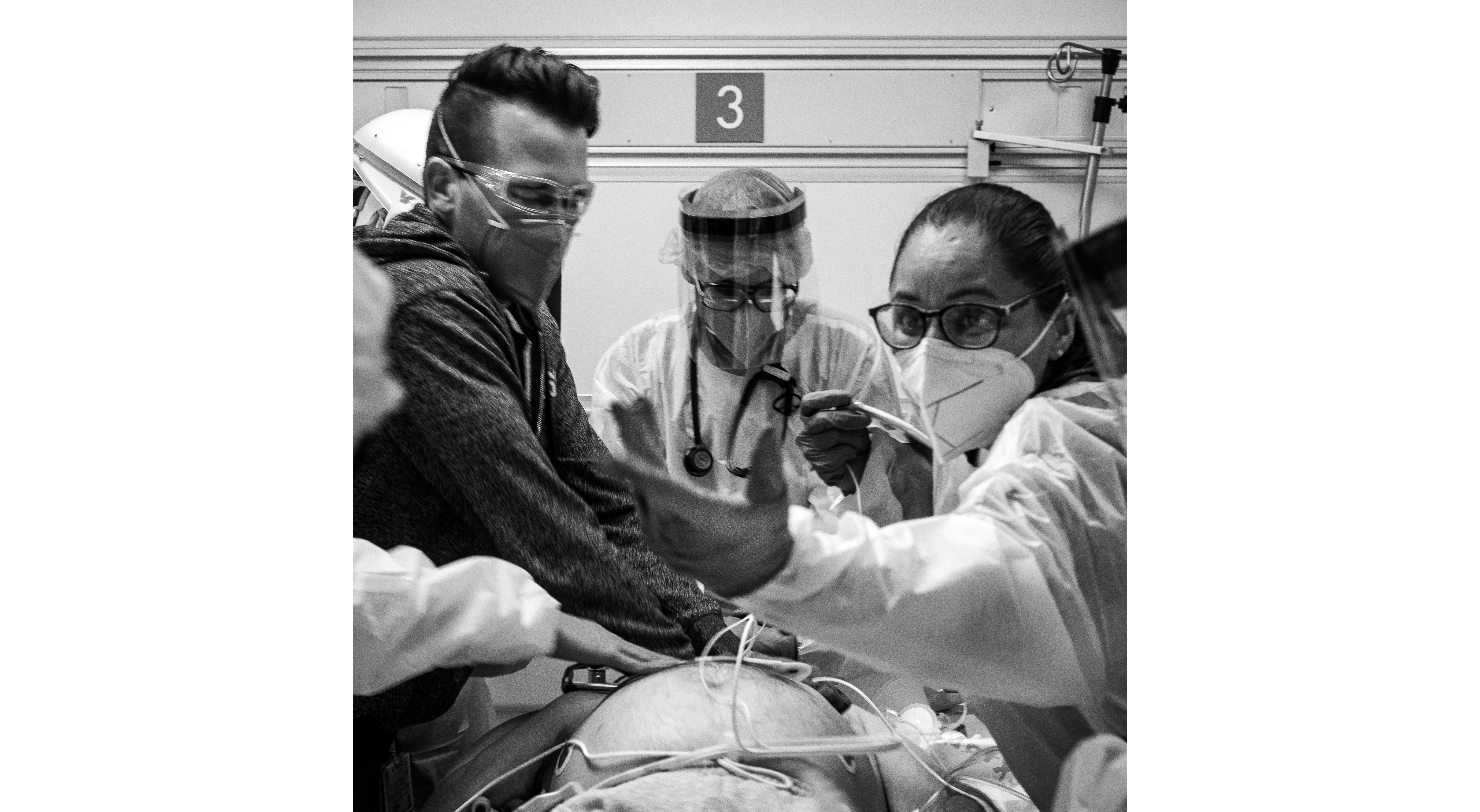PHOTOS: Armed with a camera, a young ER doctor captures the faces of the COVID war - Vimarsana News