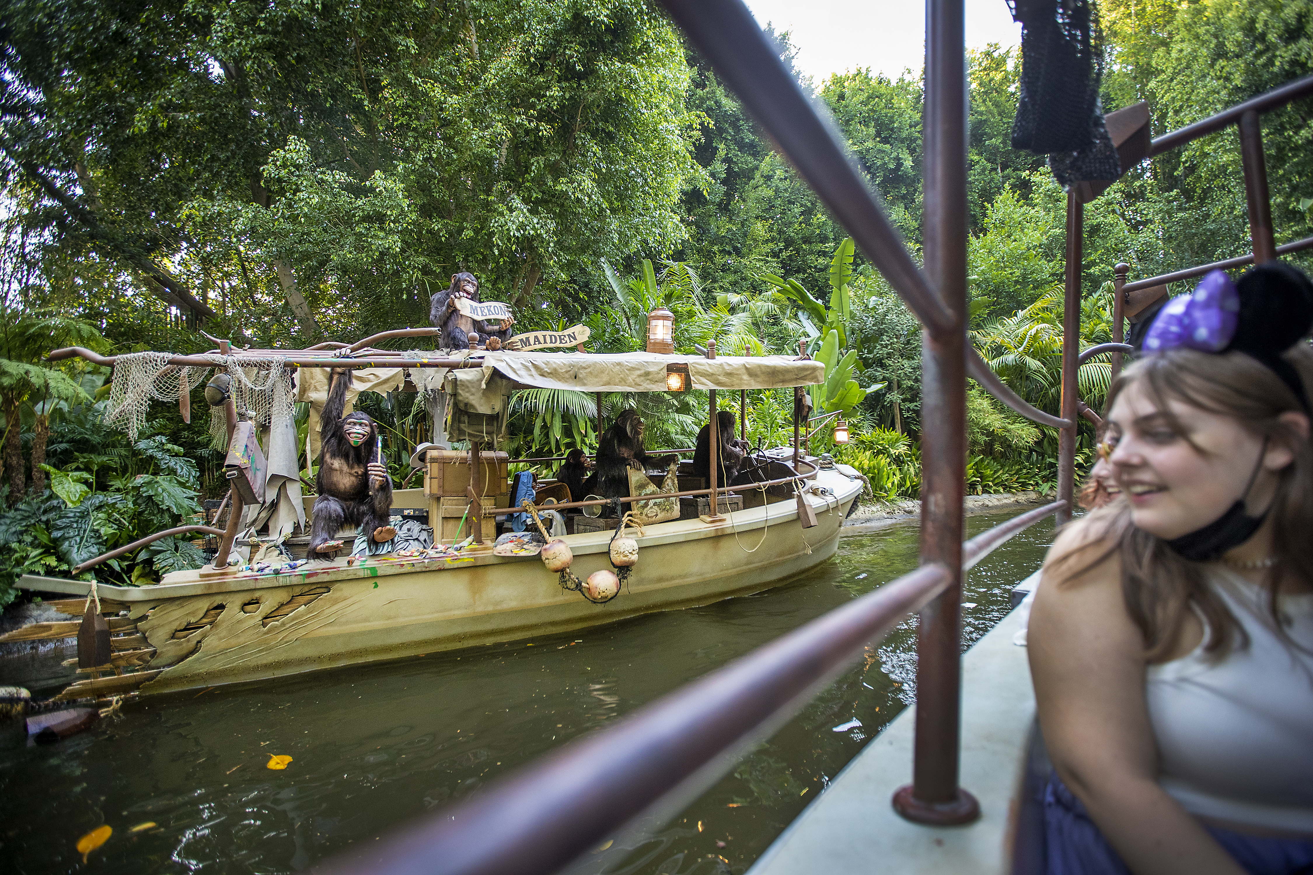 Джунгли амазонки бразилия экскурсии. Go on the jungle cruise explore. Круиз по джунглям диснейленд. Go on the jungle cruise explore. Emile blun jungle cruise.
