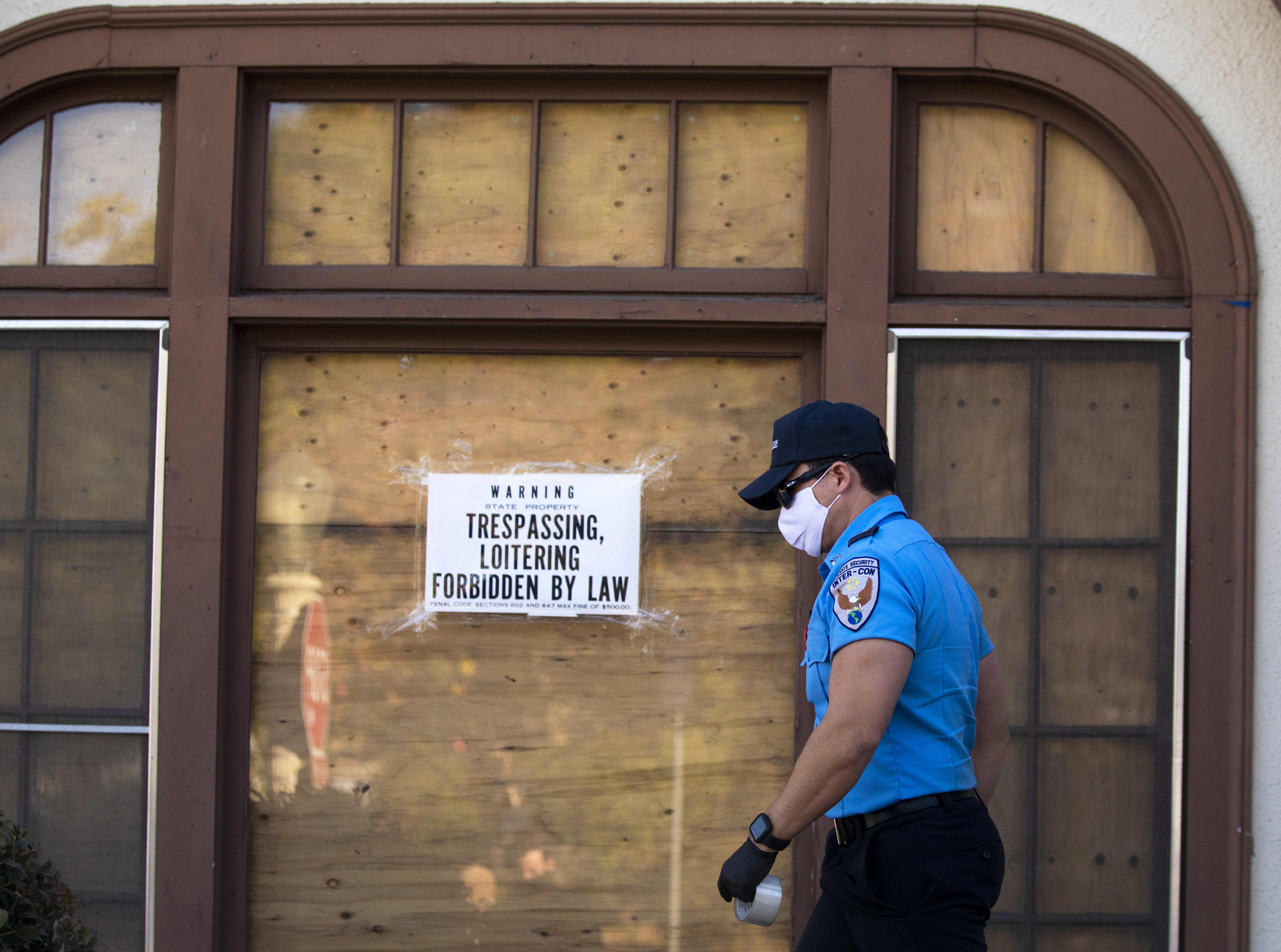 Activists wield bolt cutters in a tense L.A. neighborhood as poor families seize empty homes - Vimarsana News