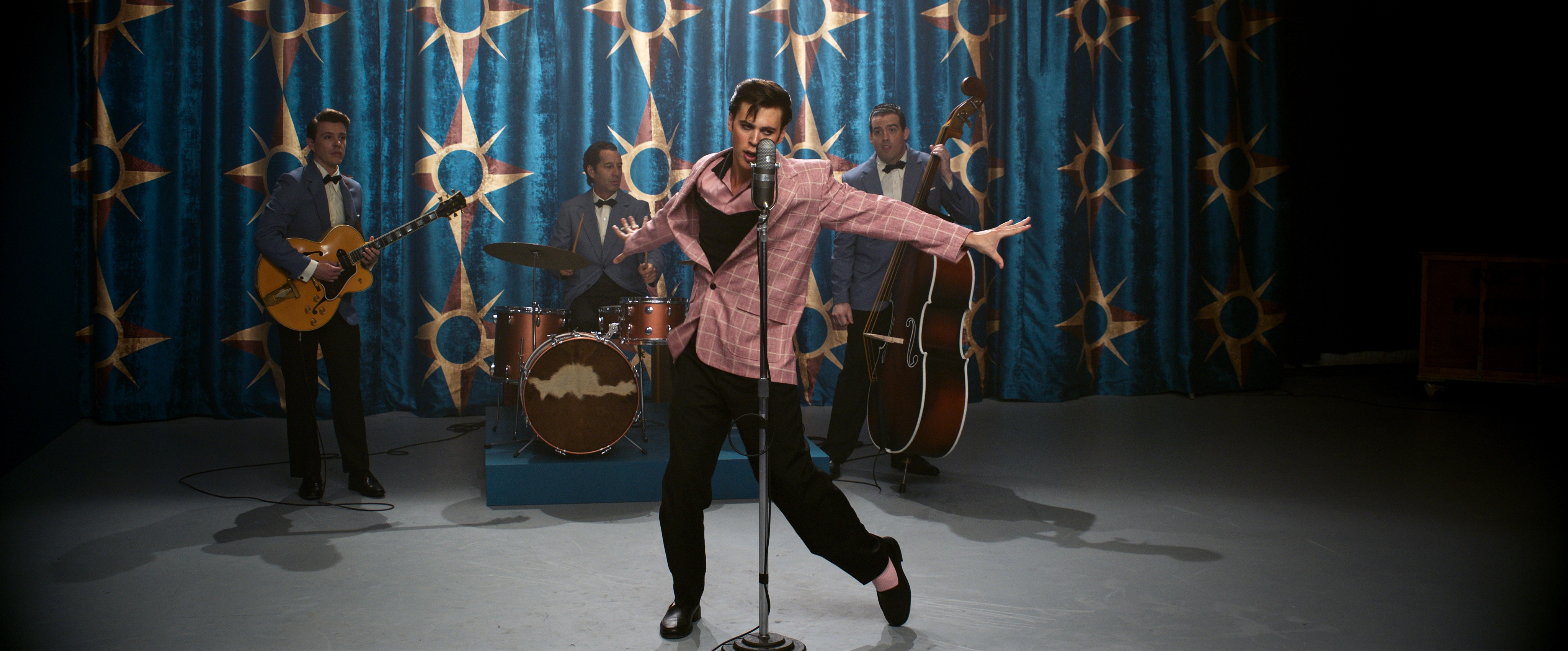 'Elvis' review: Austin Butler is the King in Baz Luhrmann epic - Vimarsana News