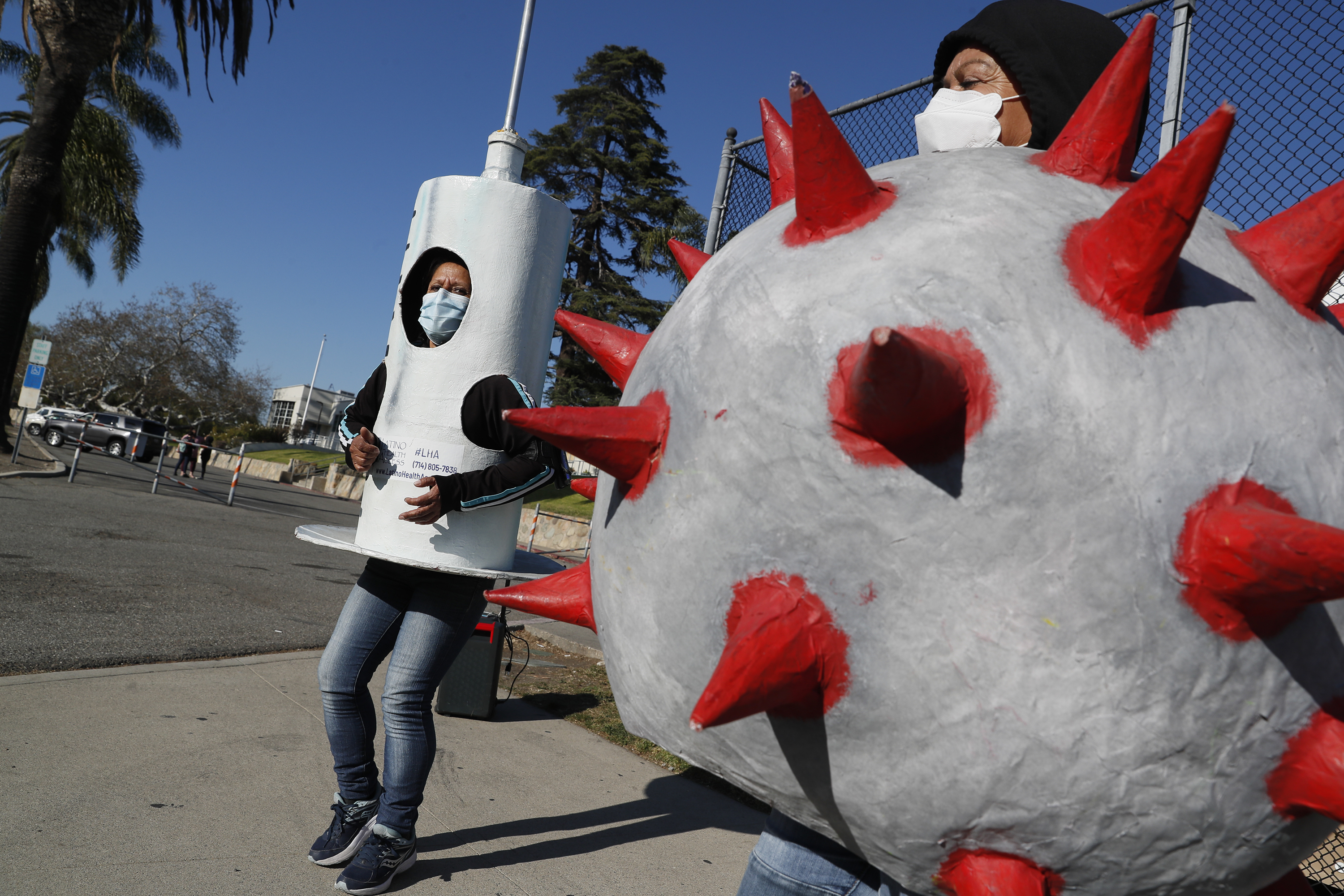 She dances in a vaccine costume to convince Latinos to get the jab - Vimarsana News