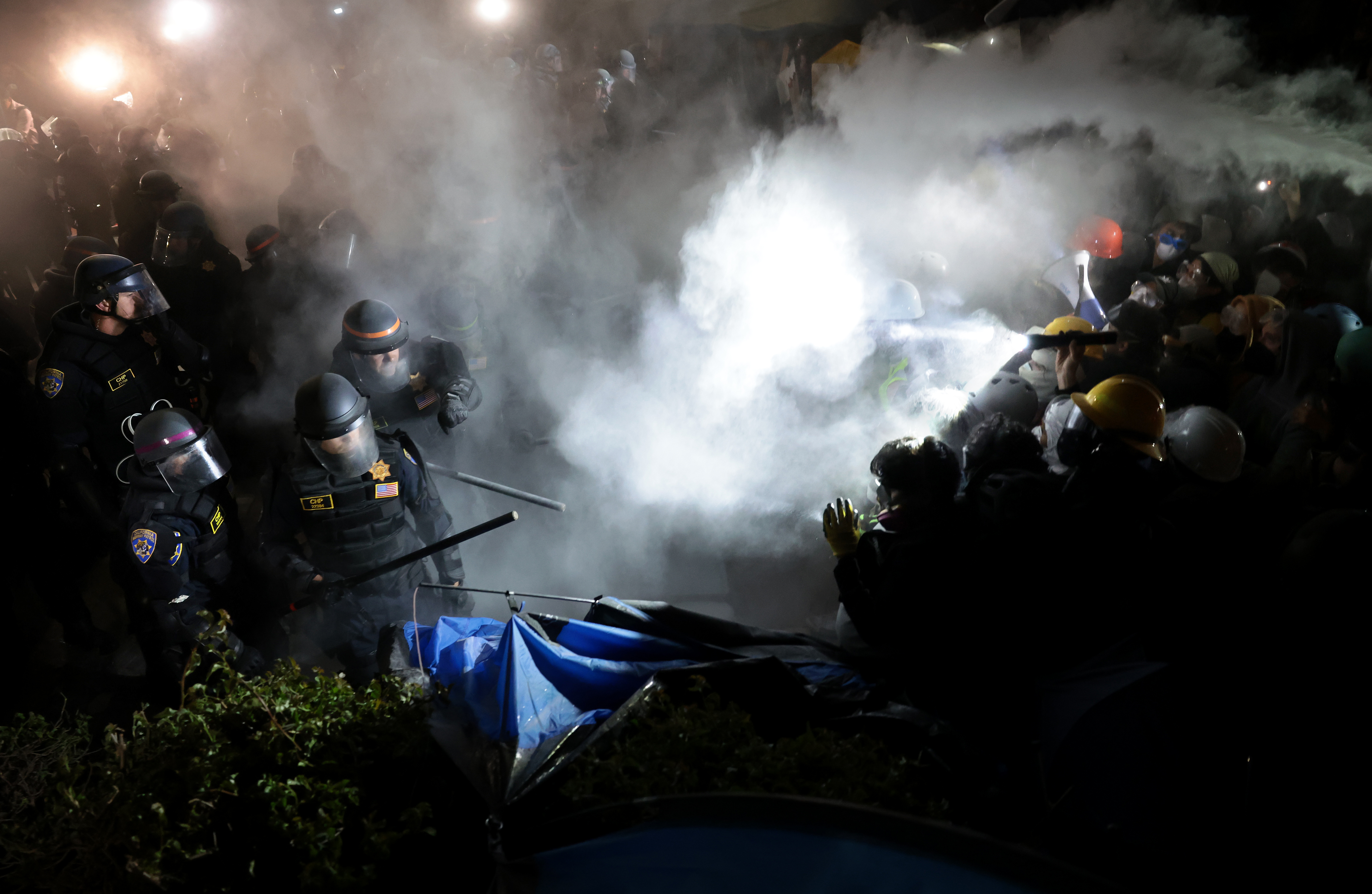 Photos: Clashes at pro-Palestinian protests on California campuses - Vimarsana News