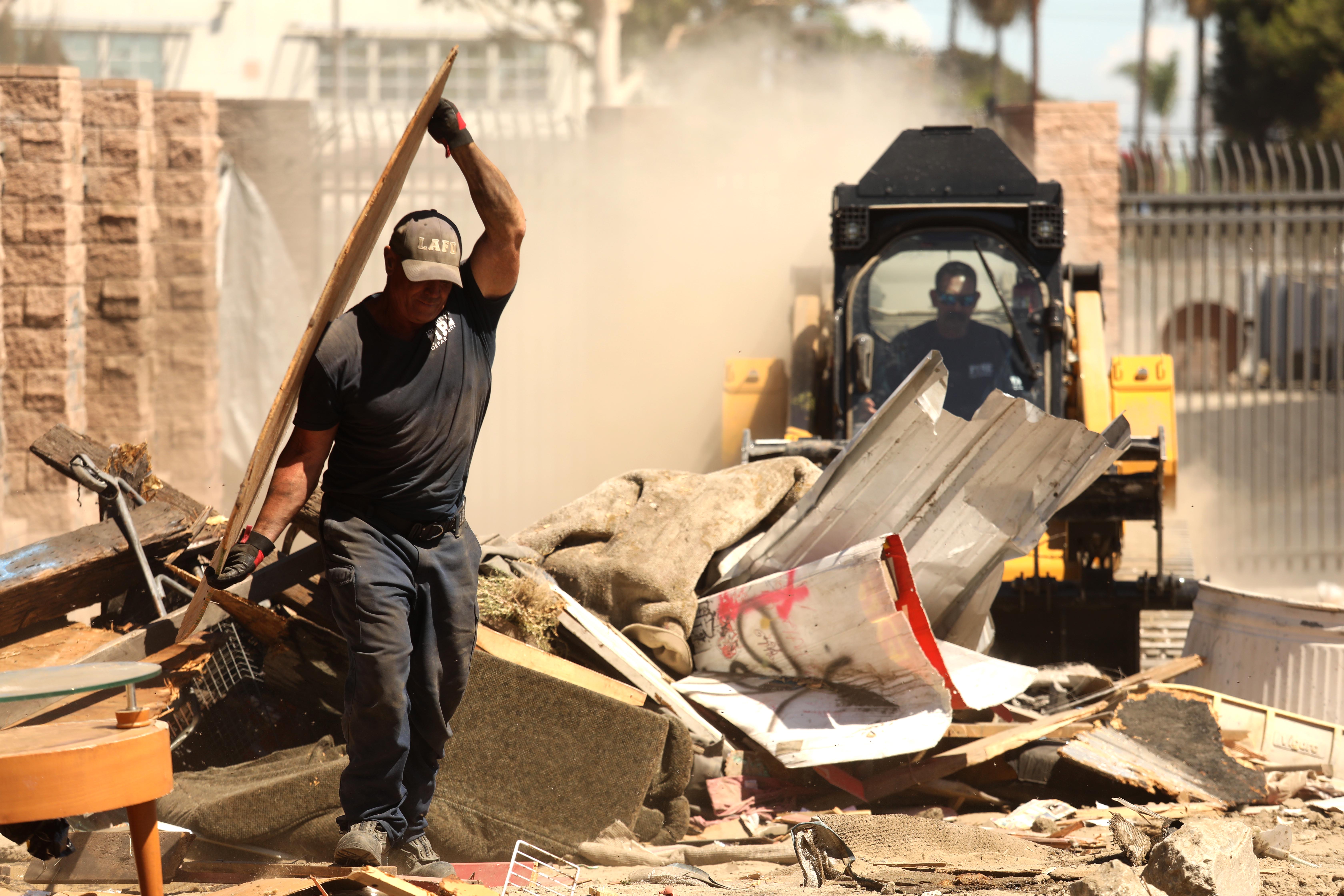 L.A. removes homeless camp from a vacant Watts lot - Vimarsana News