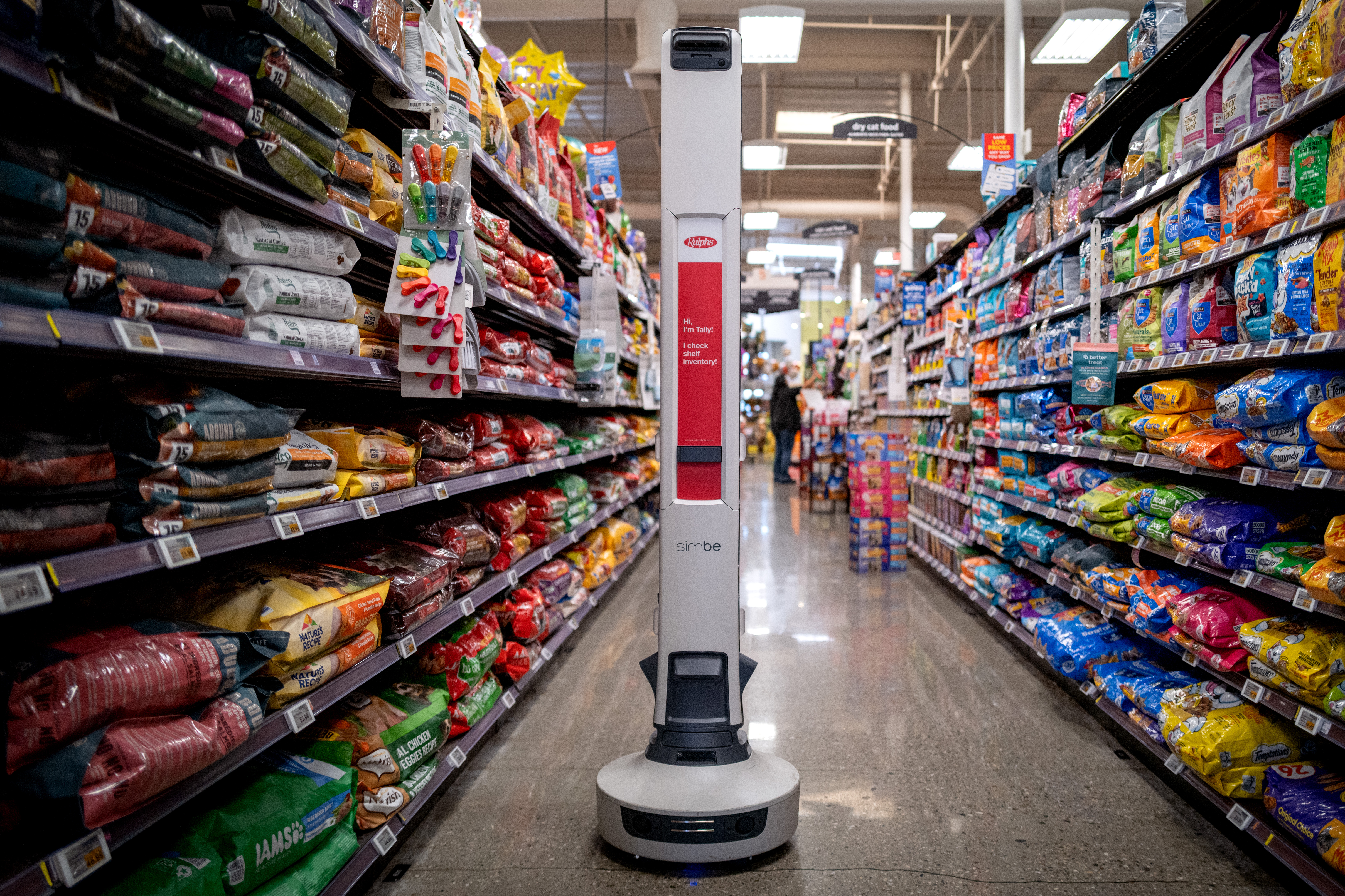 AI robots are roaming L . A . grocery store aisles . Shoppers and workers are worried
