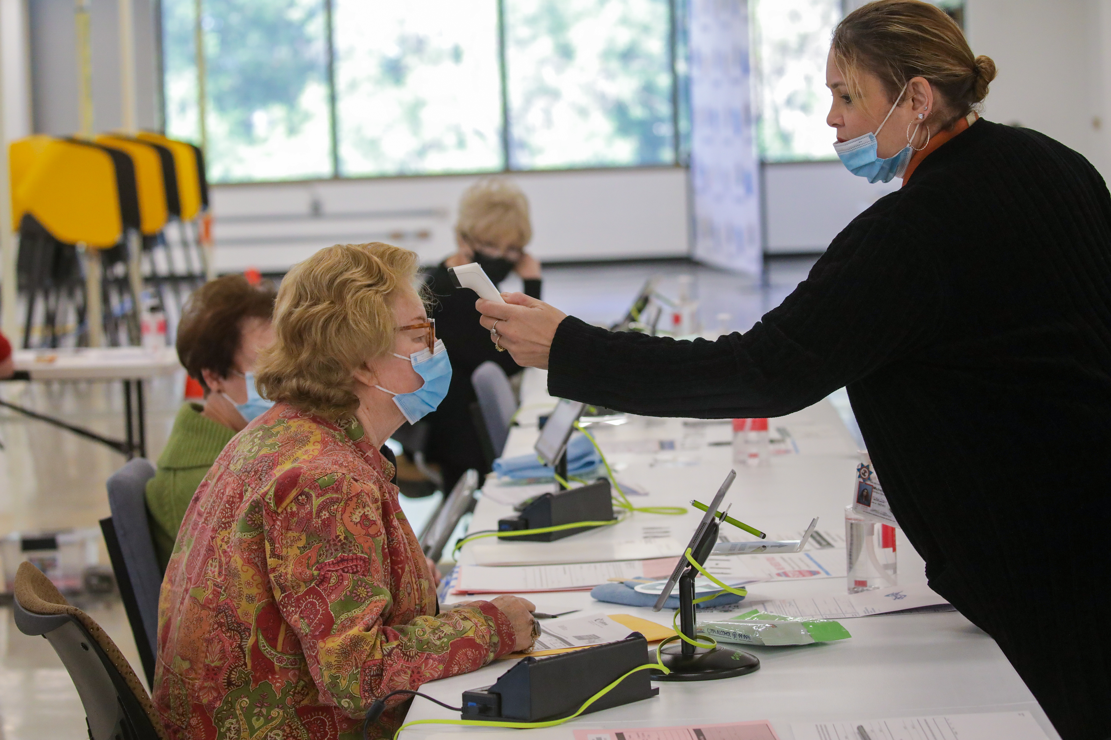 How close is L.A. County to a new COVID mask mandate? - Vimarsana News