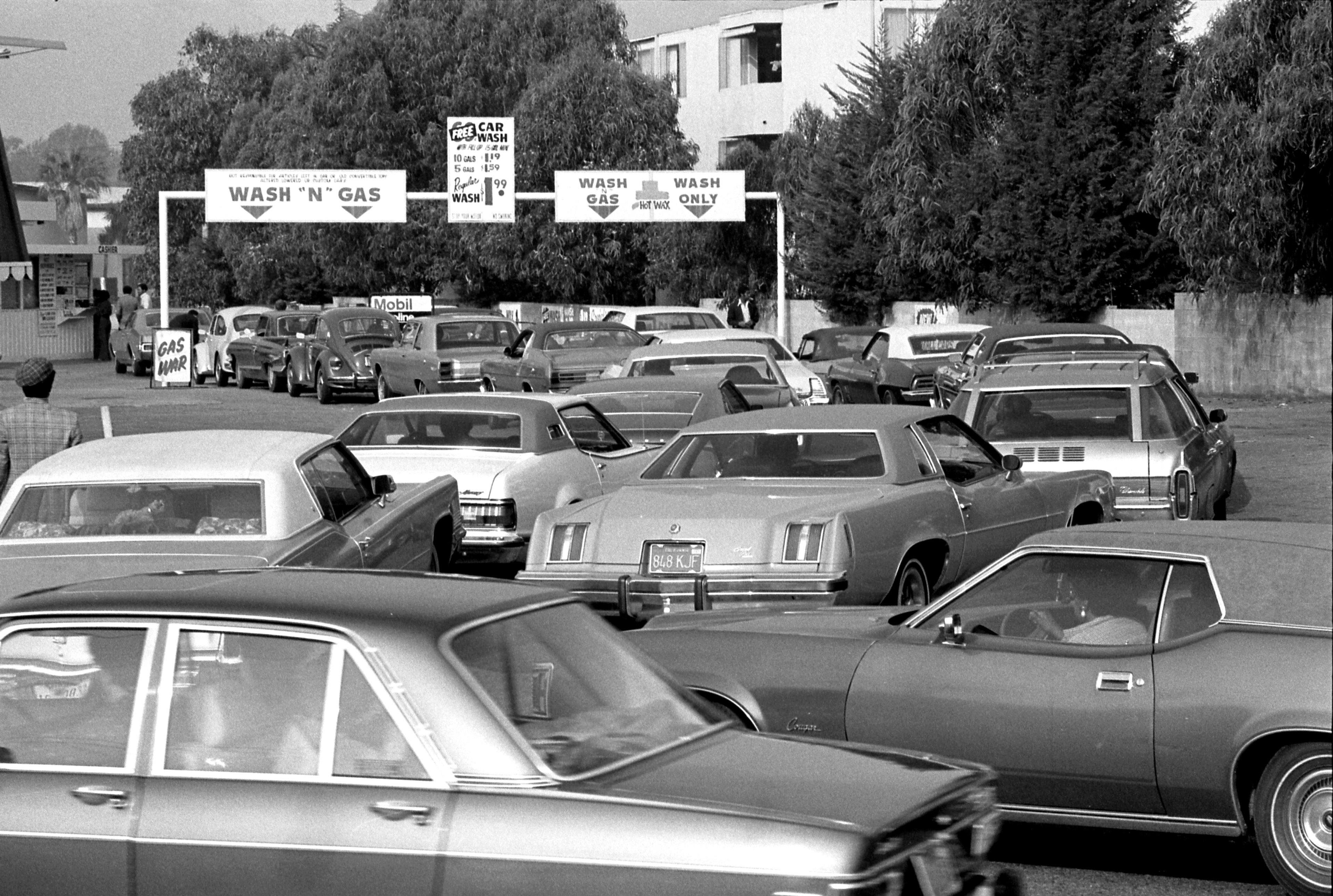 In 1970s L.A., gas came at a premium - Los Angeles Times - Vimarsana News