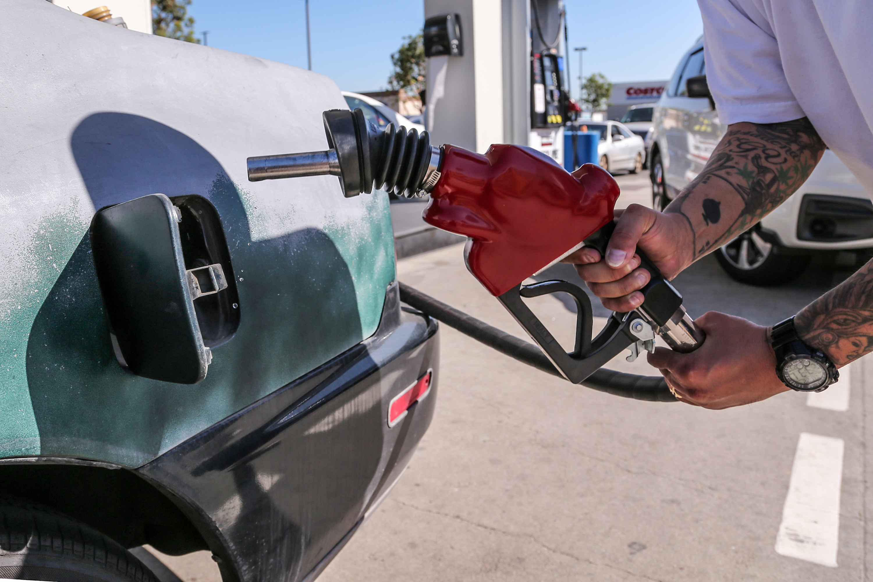Los Angeles gas prices drop for 15th consecutive day - Vimarsana News