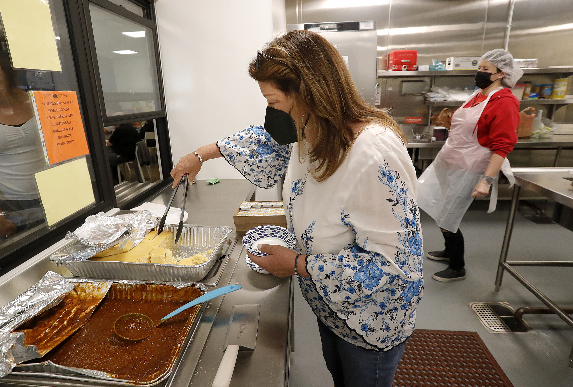 Meals, frozen bananas served up by Newport Beach restaurants at Costa Mesa Bridge Shelter - Vimarsana News