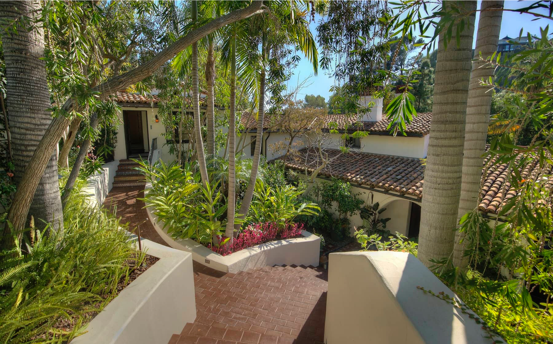 'Big Bang Theory' star Johnny Galecki sells Spanish compound for $11.1 million - Vimarsana News