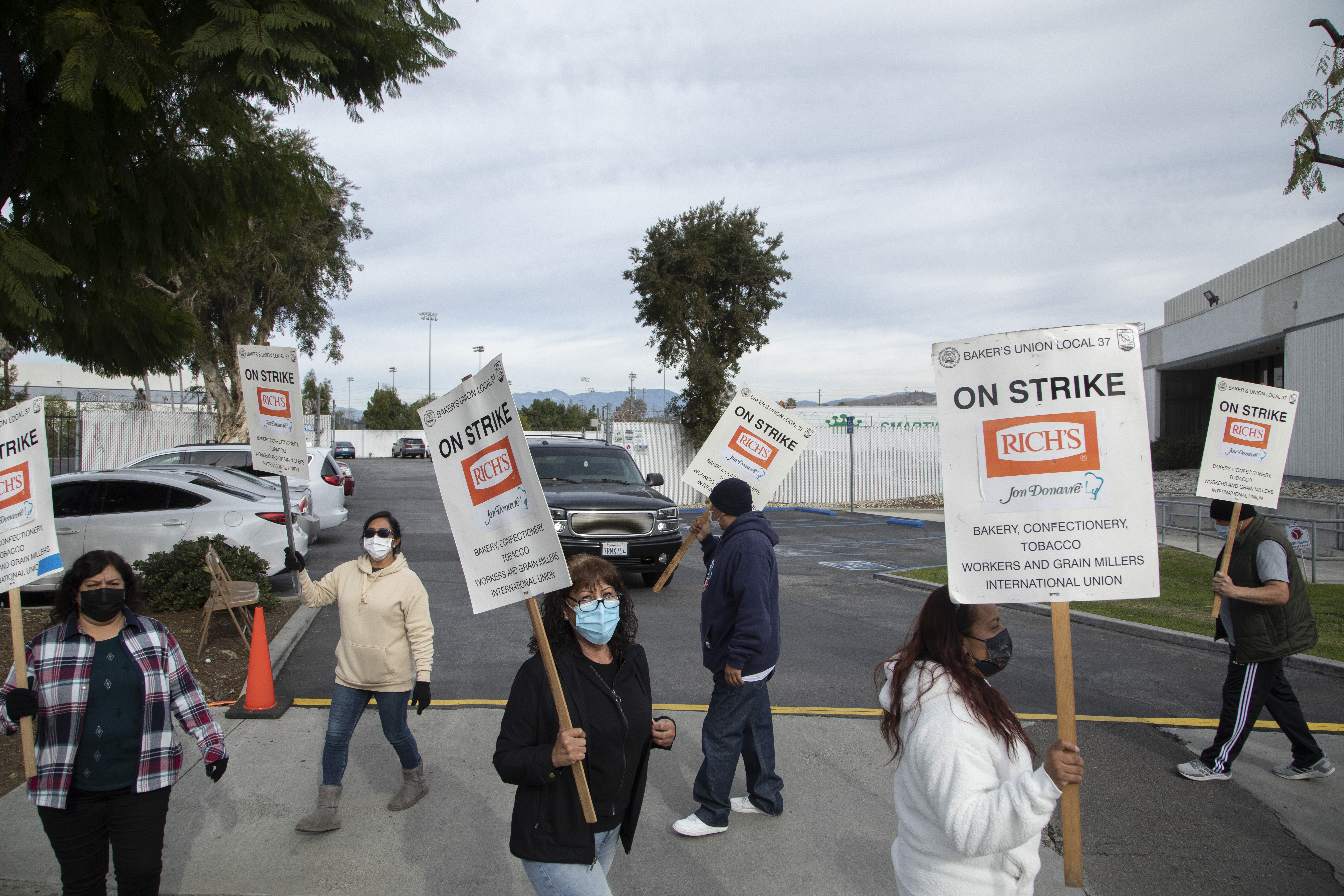 Hiltzik: The labor movement awakens at Donaire dessert plant - Vimarsana News