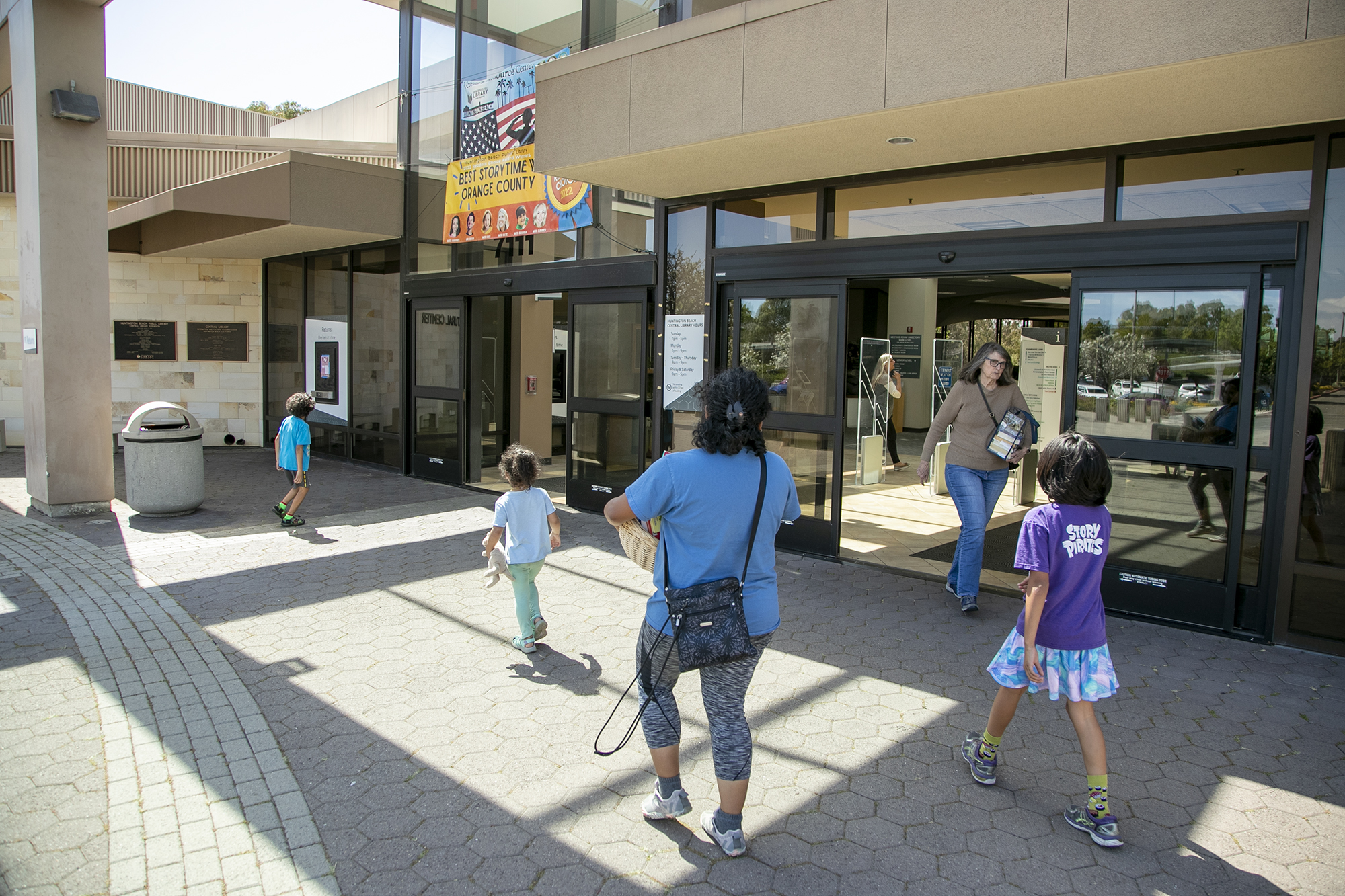 Huntington Beach mayor pro tem seeks to identify, stop kids from reading 'obscene' public library books - Vimarsana News
