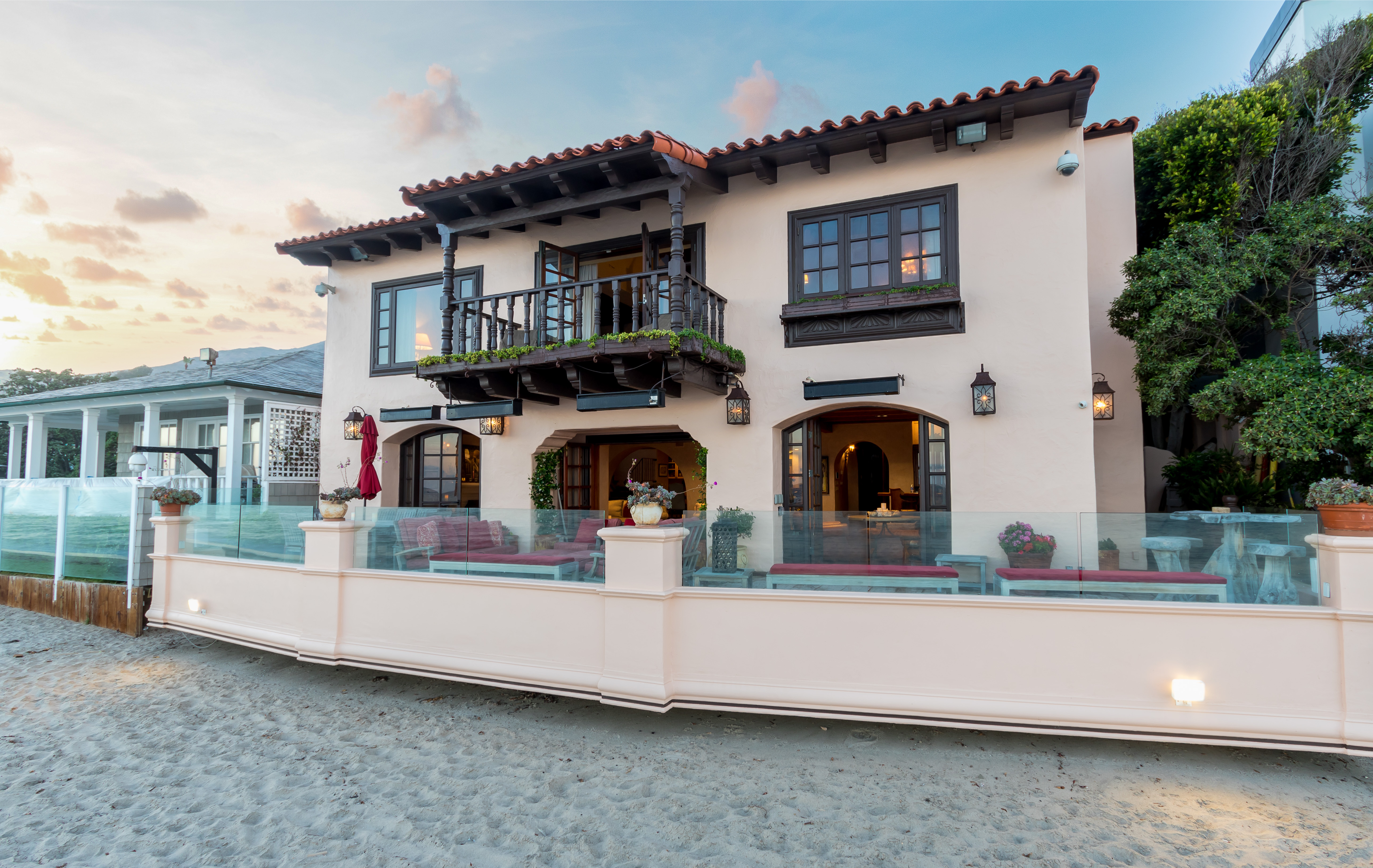 Media exec Michael Lambert sells Billionaire's Beach villa for $19.55 million - Vimarsana News