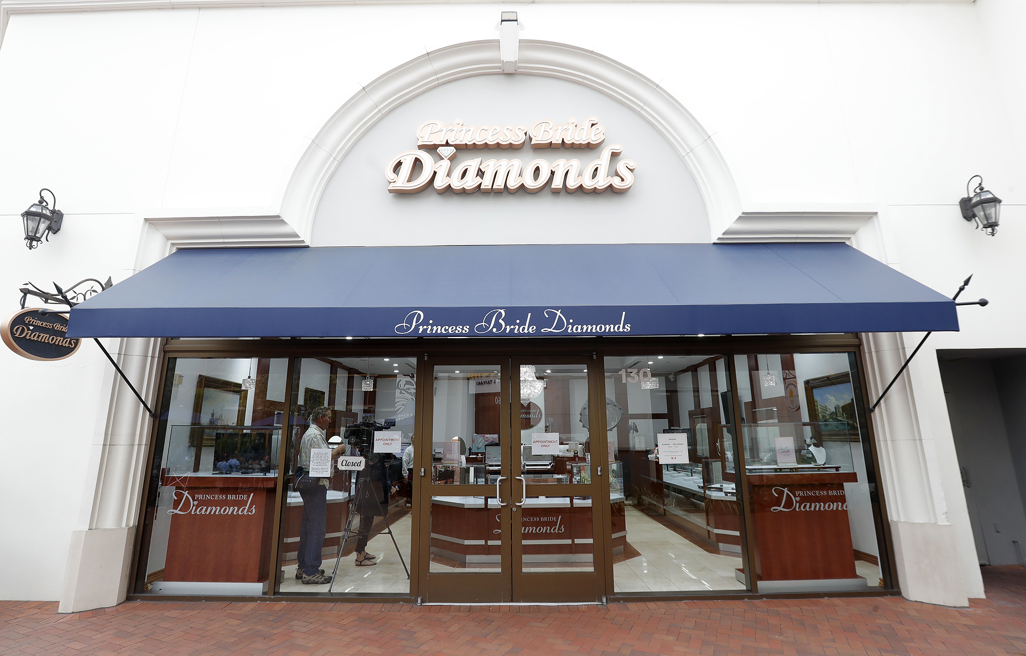 Huntington Beach jewelry store reports $7,700 worth of merchandise missing after 'smash and grab' Sunday - Vimarsana News