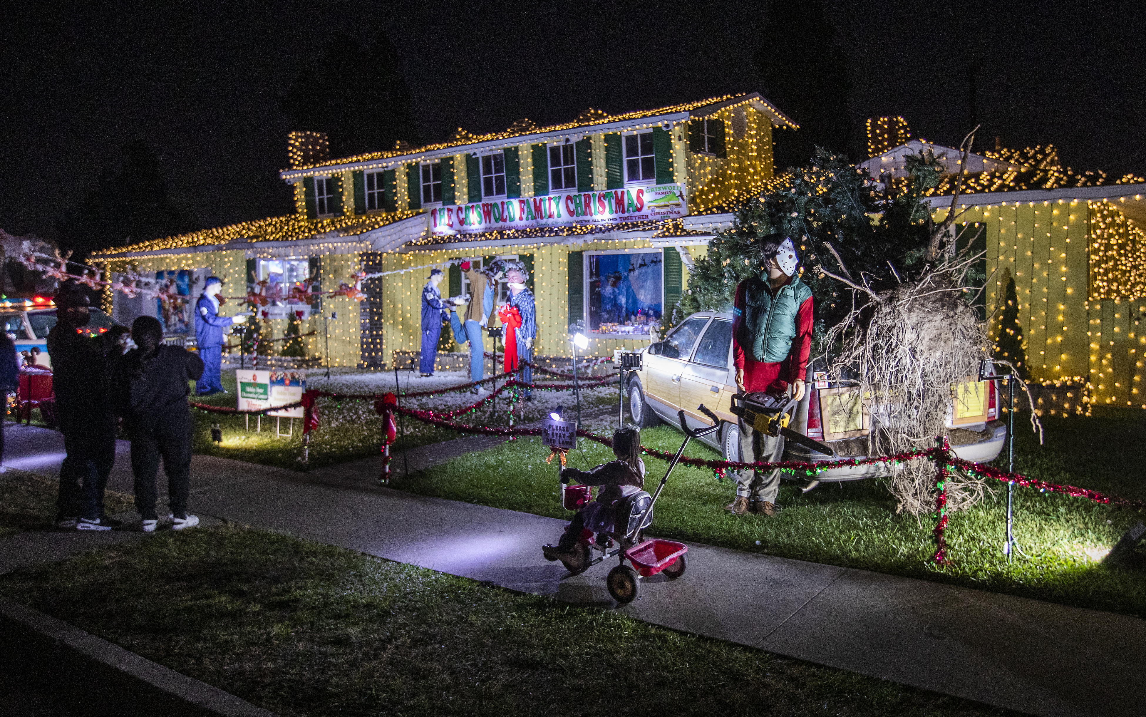 La Mirada man's 'Christmas Vacation" house draws visitors, city scrutiny - Vimarsana News