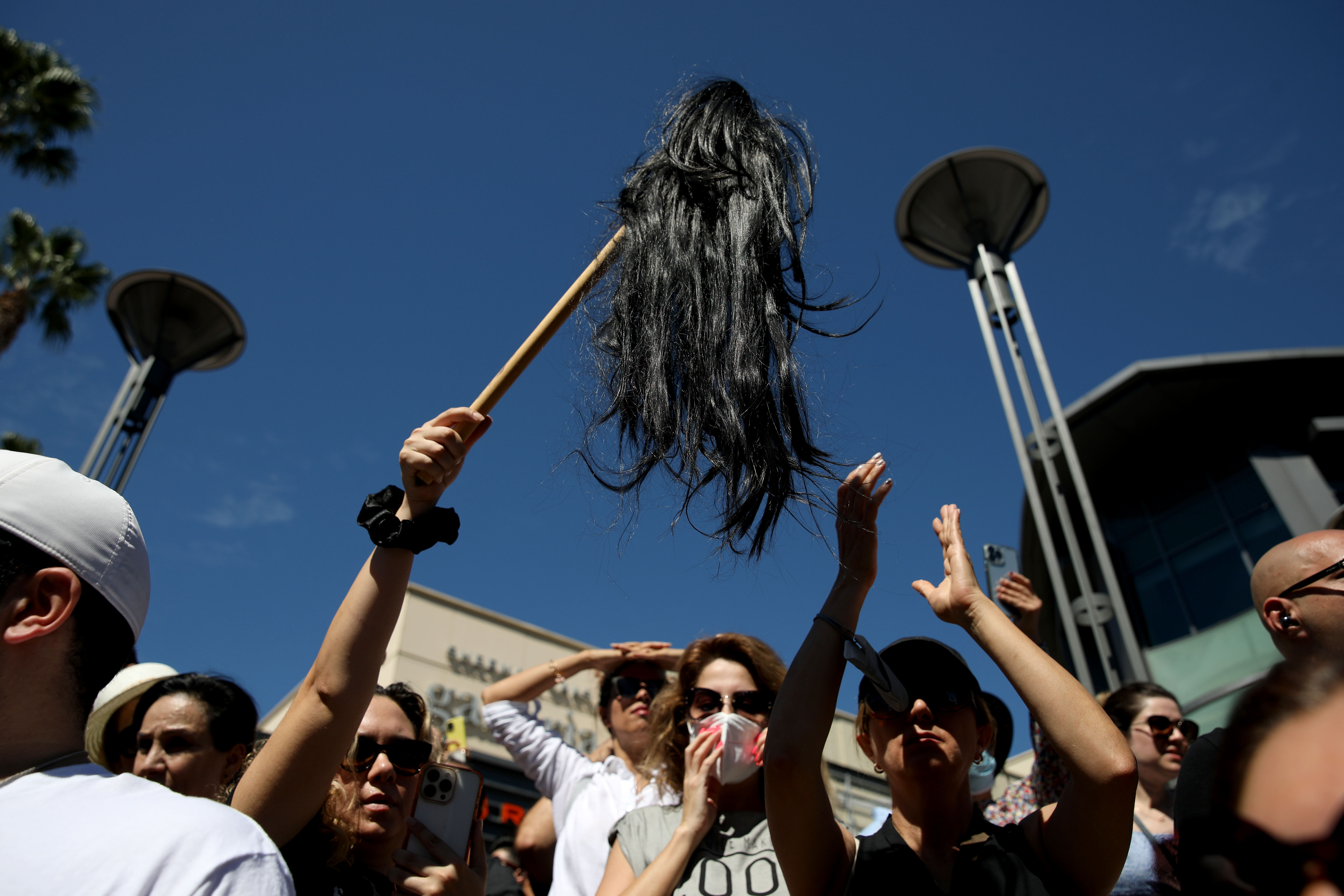 Iranian women at home and abroad cut their hair to protest Mahsa Amini's death - Vimarsana News