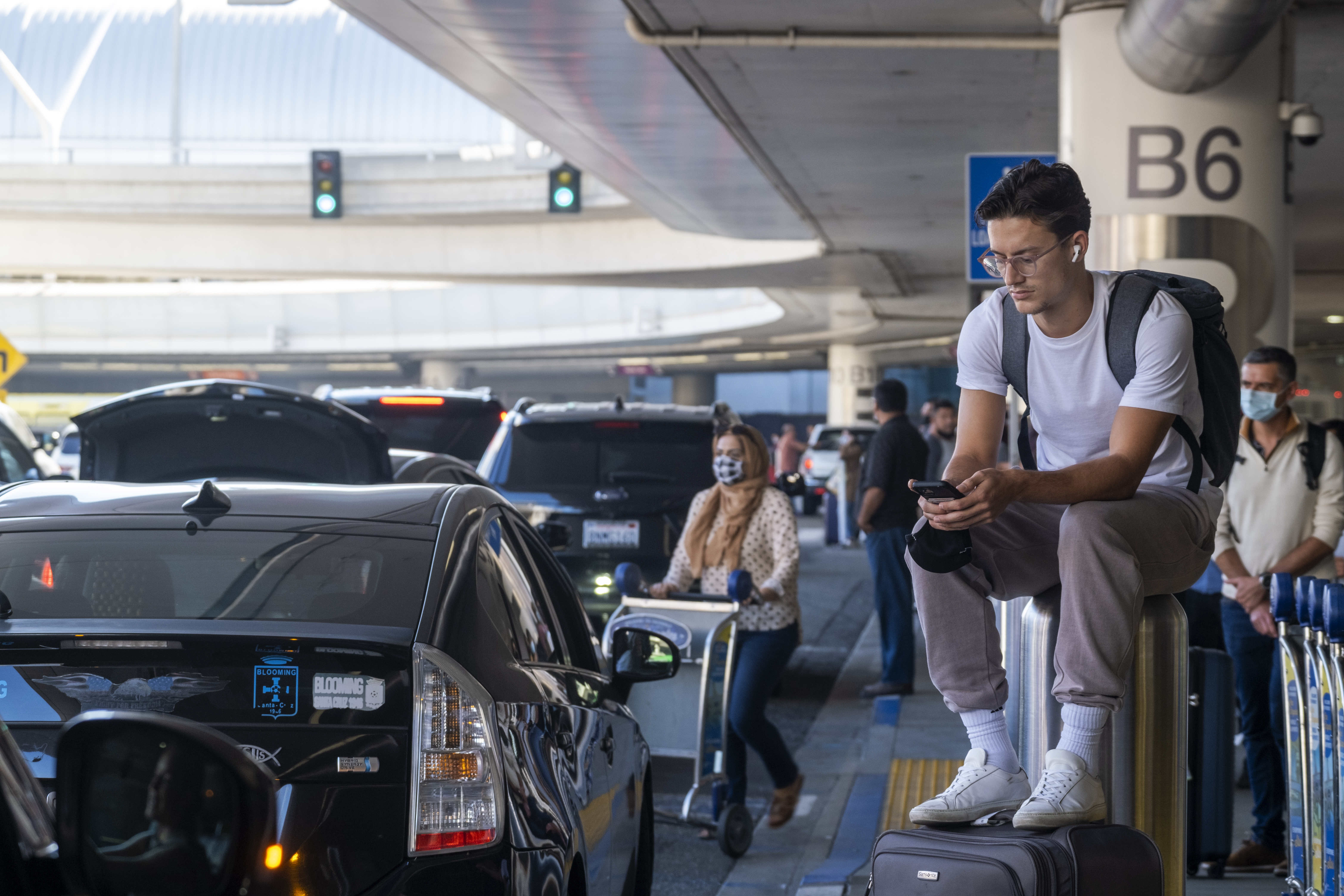 Uber, Lyft too expensive at LAX? Taxi, bus and other options - Vimarsana News