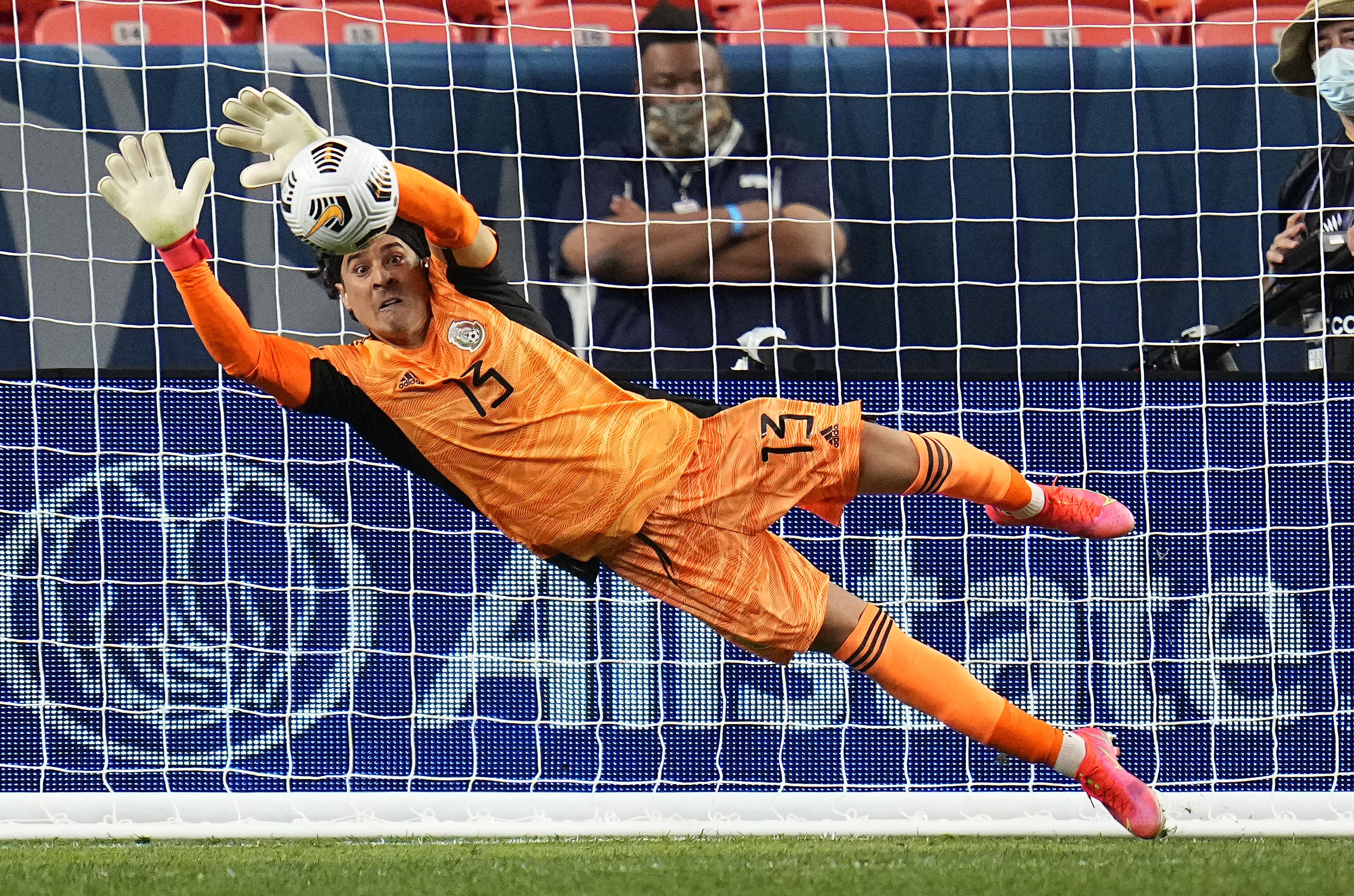 Guillermo Ochoa se convierte en símbolo del movimiento en contra del grito homofóbico - Vimarsana News