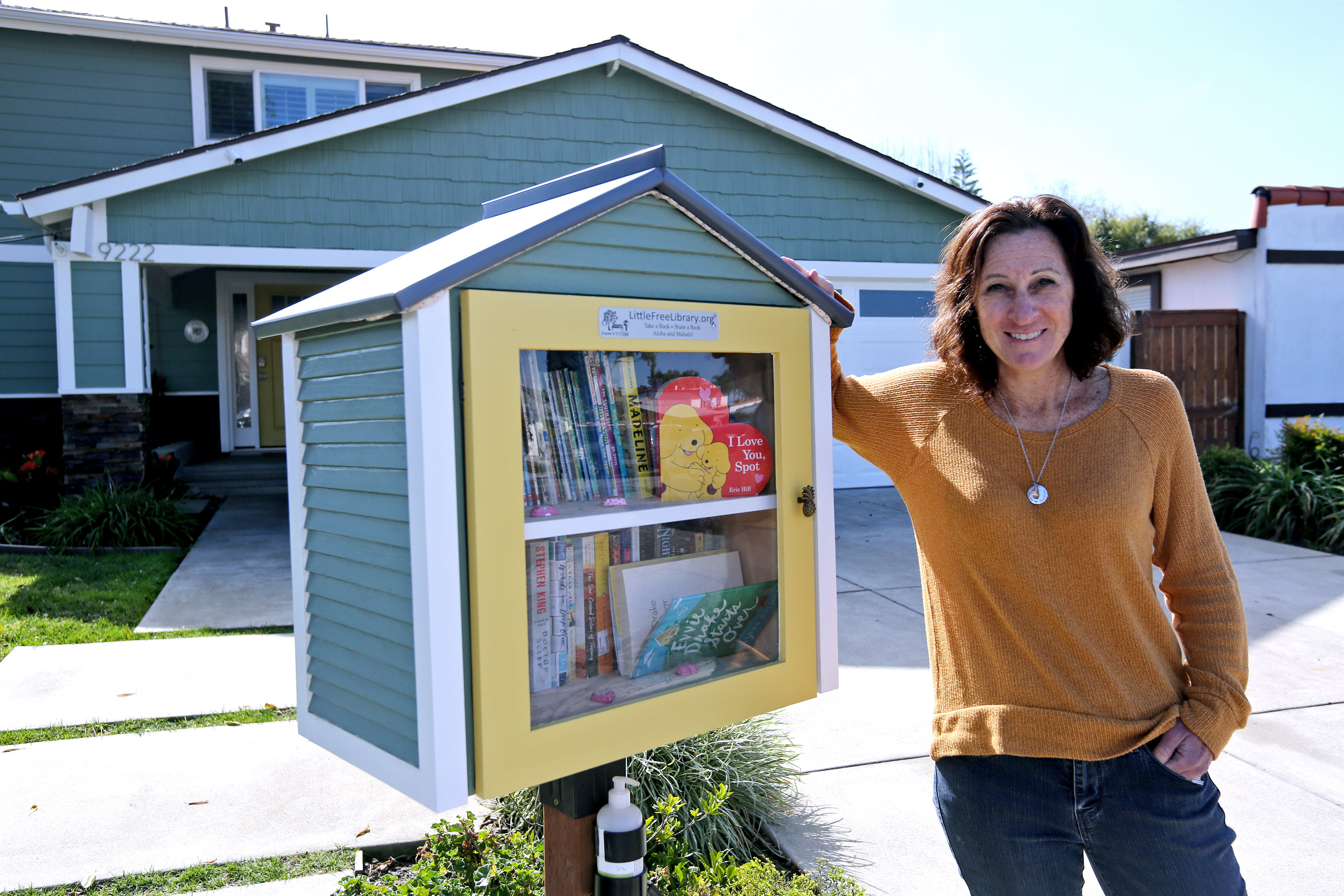 Huntington Beach book lover bridges pandemic gap with Aloha-themed Little Free Library - Vimarsana News