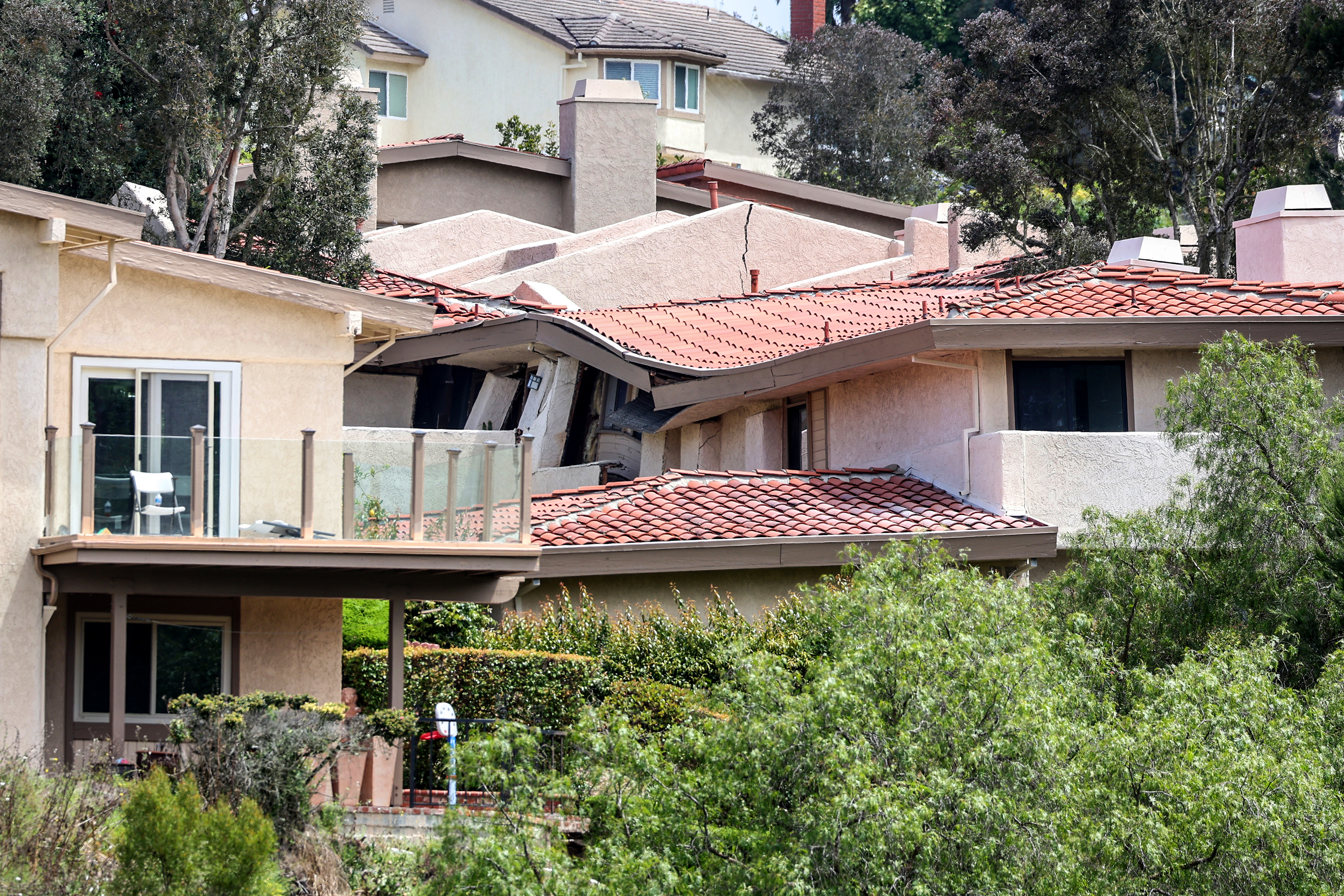 Homes collapsing in Rolling Hills Estates ground shift - Vimarsana News