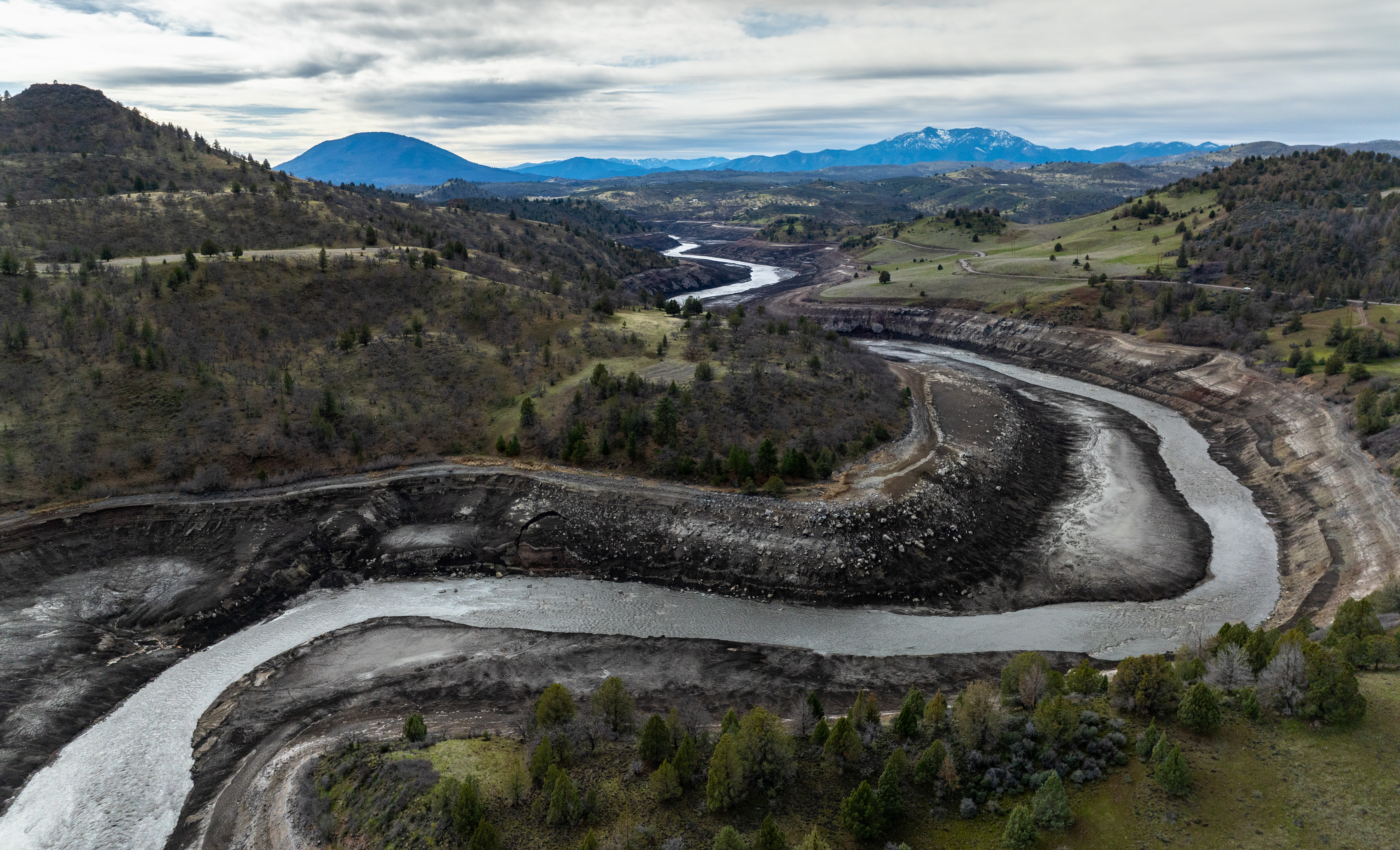 Klamath River dams drained, and watershed restoration begins - Vimarsana News