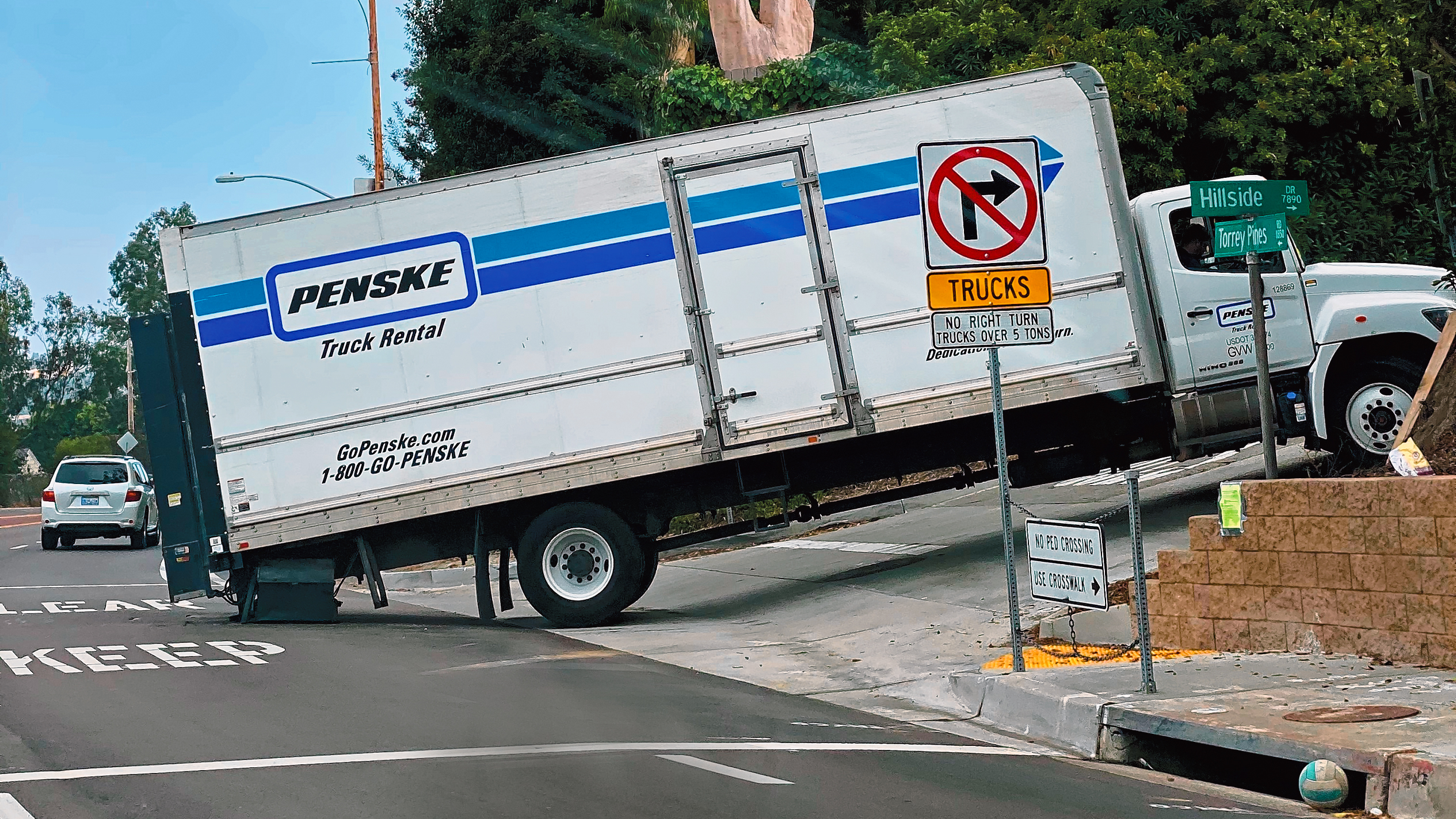 La Jolla's Hillside Drive to get updated signs prohibiting large trucks - Vimarsana News