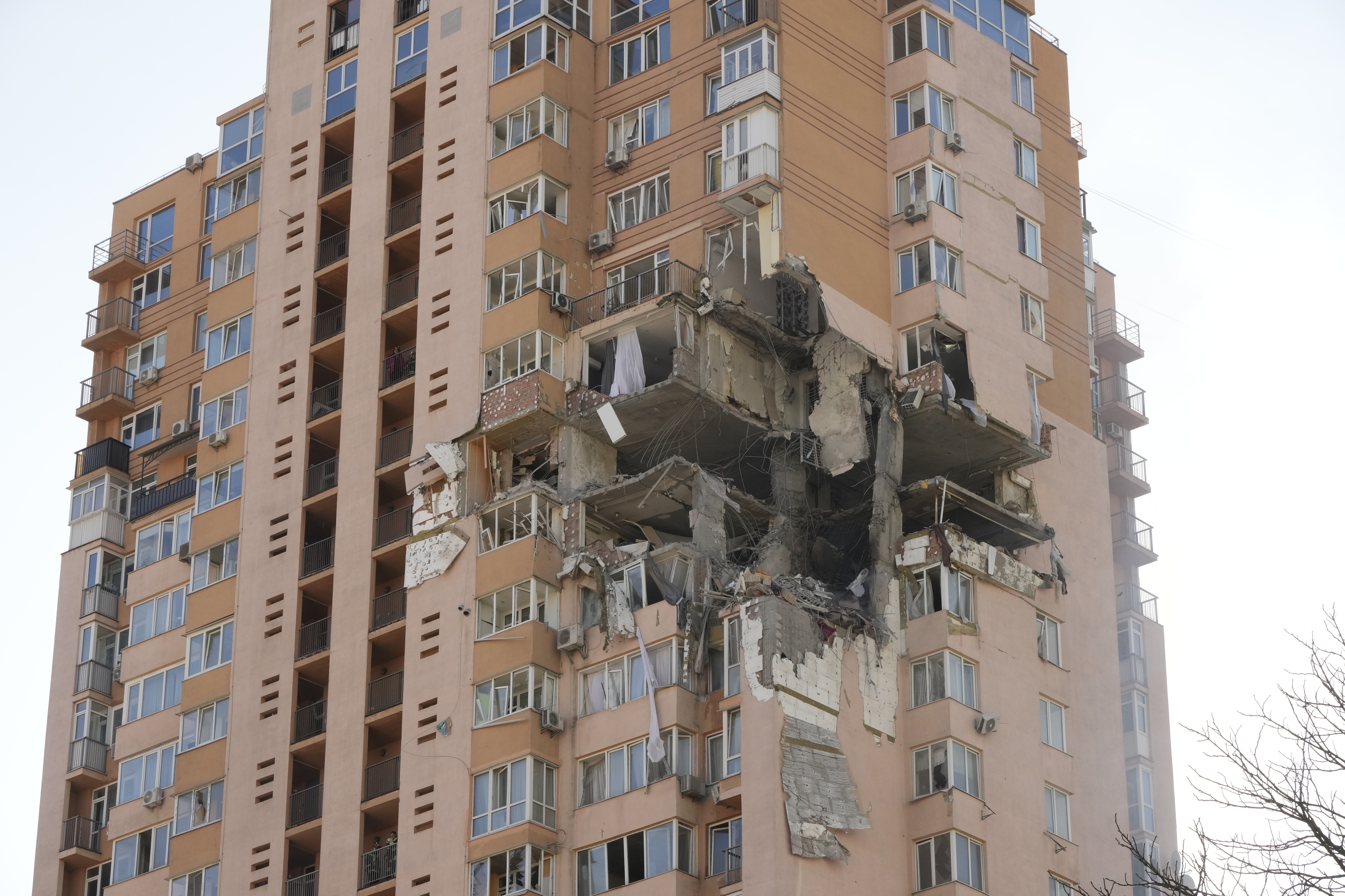 Ukrainian forces struggle to hold Kyiv from Russian invasion - Vimarsana News