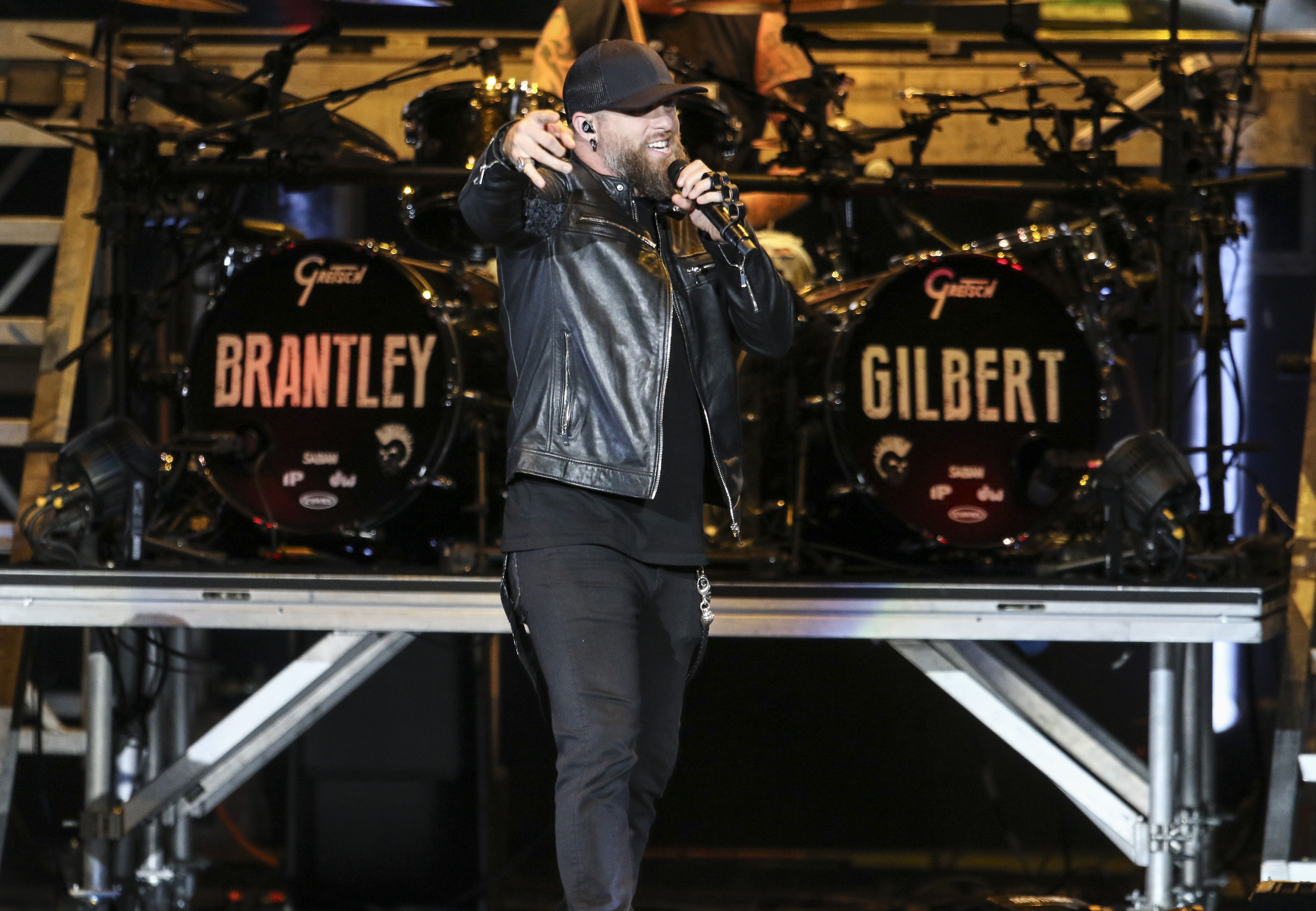 Brantley Gilbert pauses show while wife gives birth on tour bus, then he returns to stage