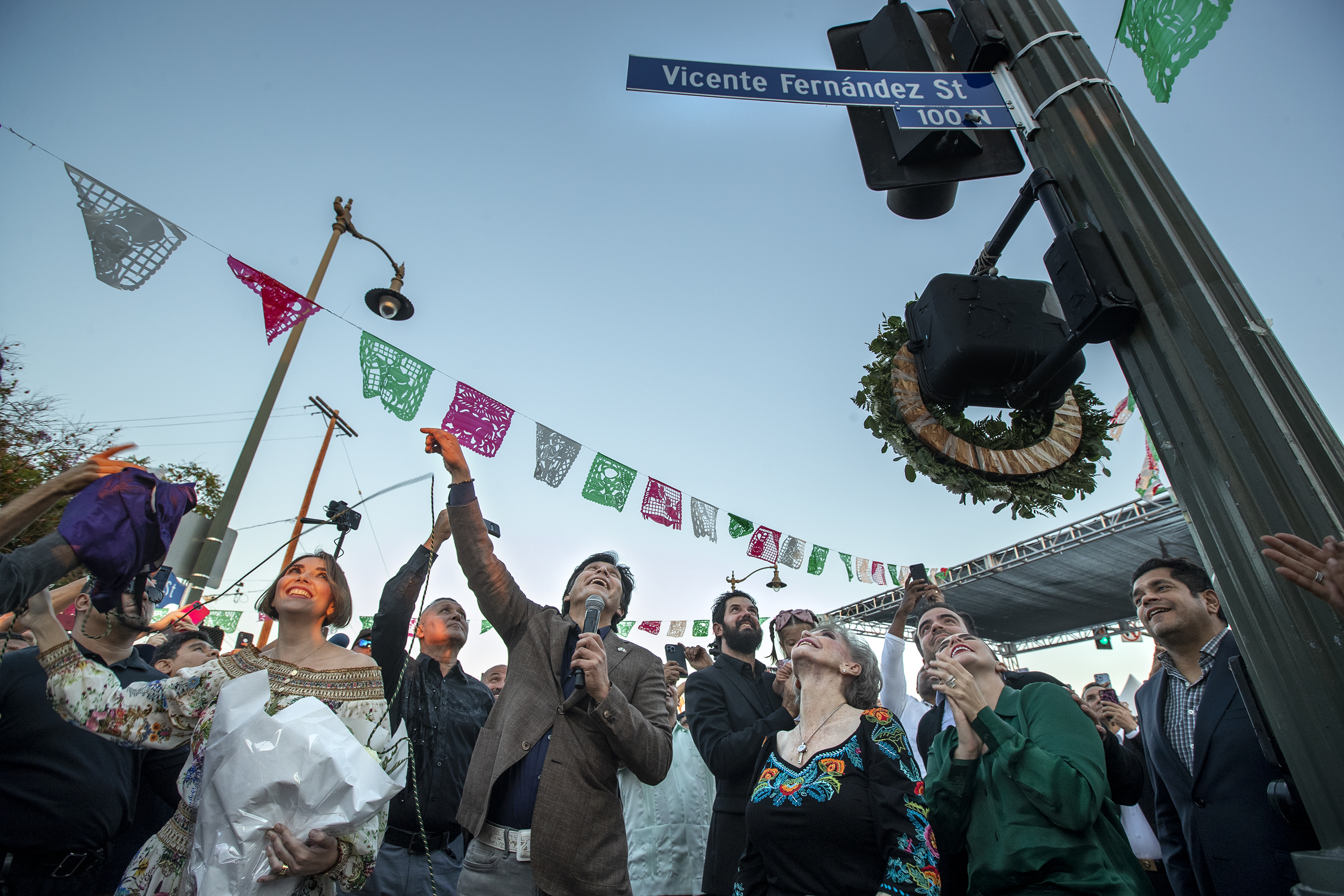 Vicente Fernández honored with street naming at Mariachi Plaza - Vimarsana News