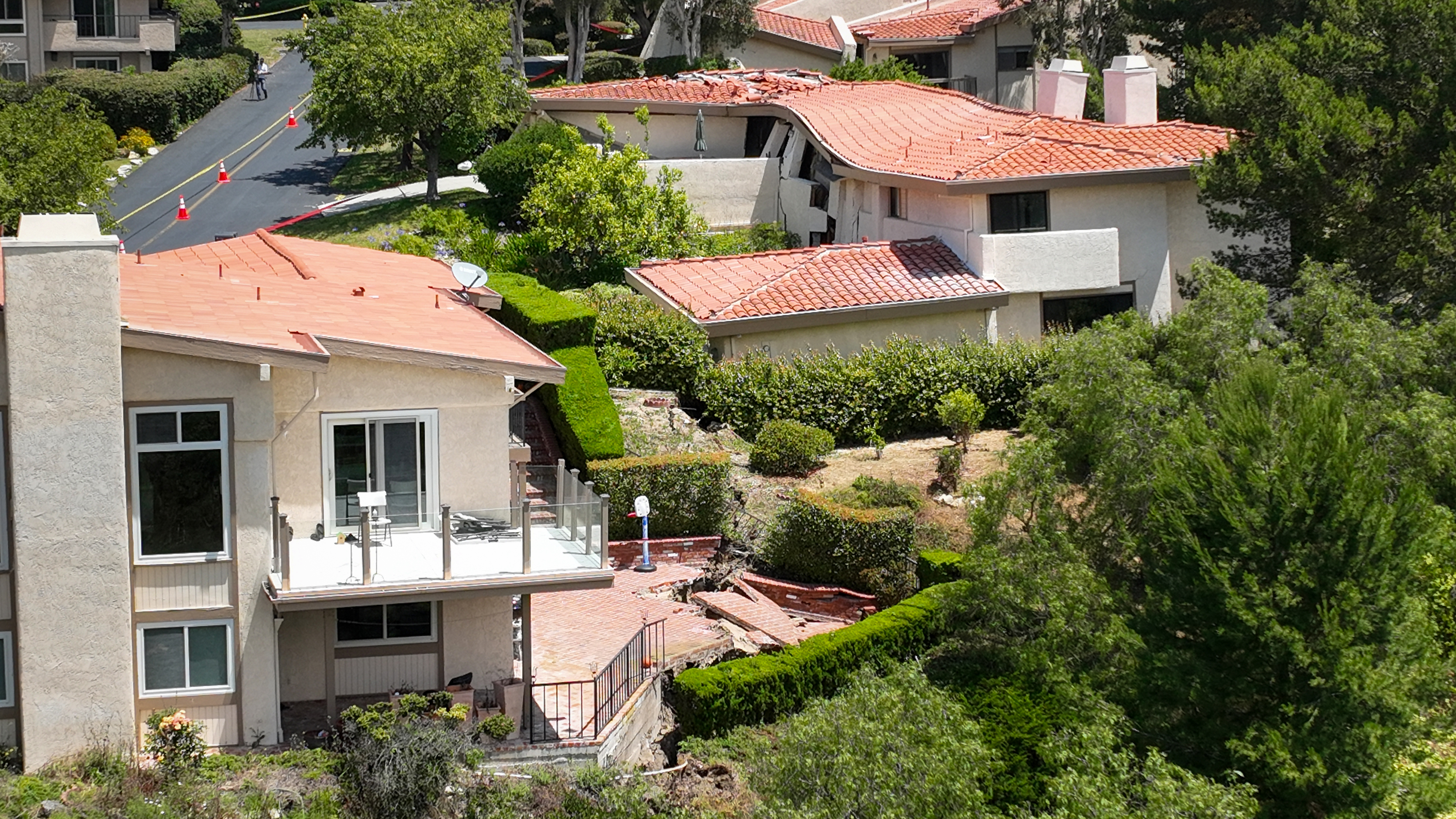 What's causing L.A. homes to slide into a canyon? - Vimarsana News