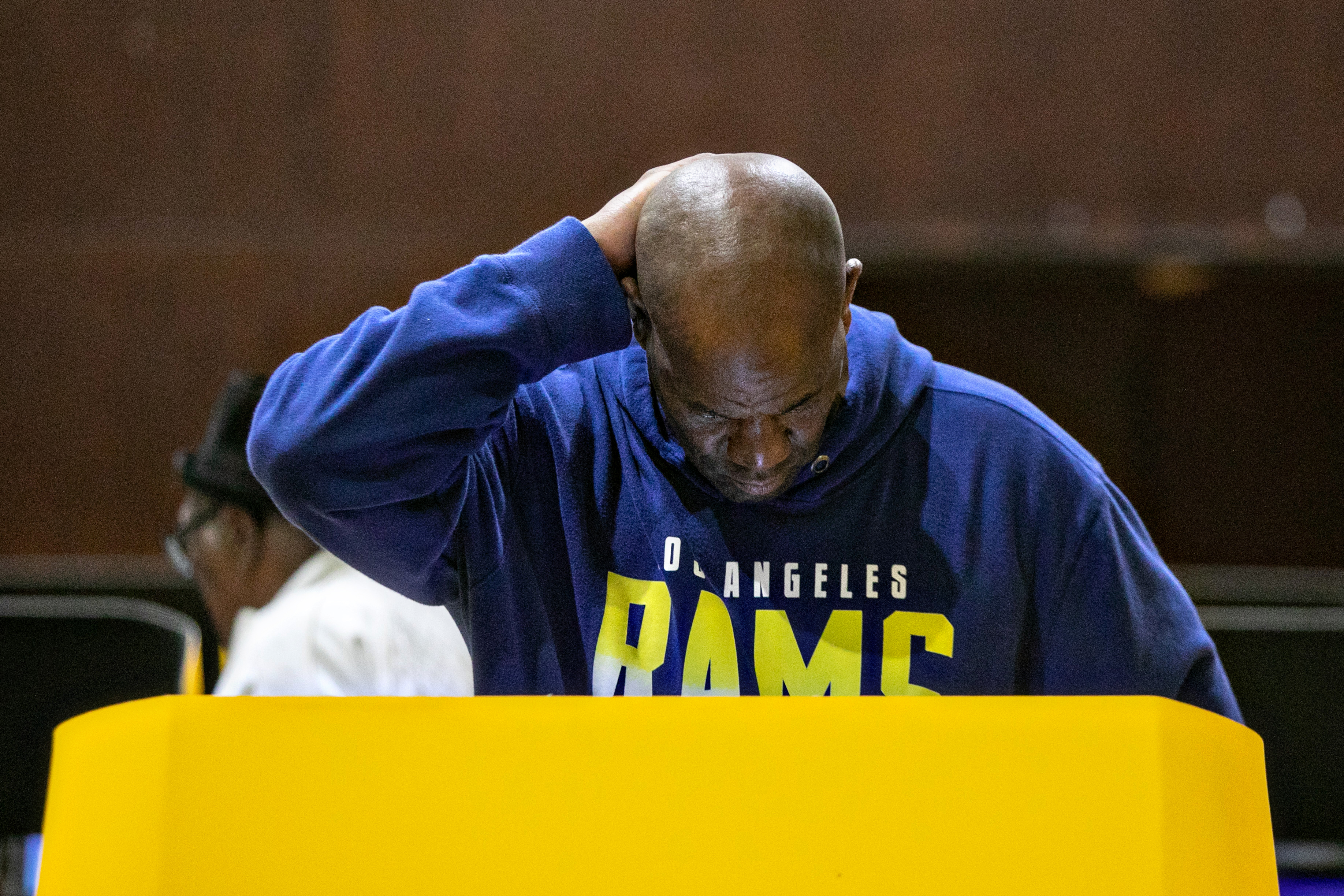 Photos: Angelenos go to the polls — mayor and sheriff up for grabs - Vimarsana News