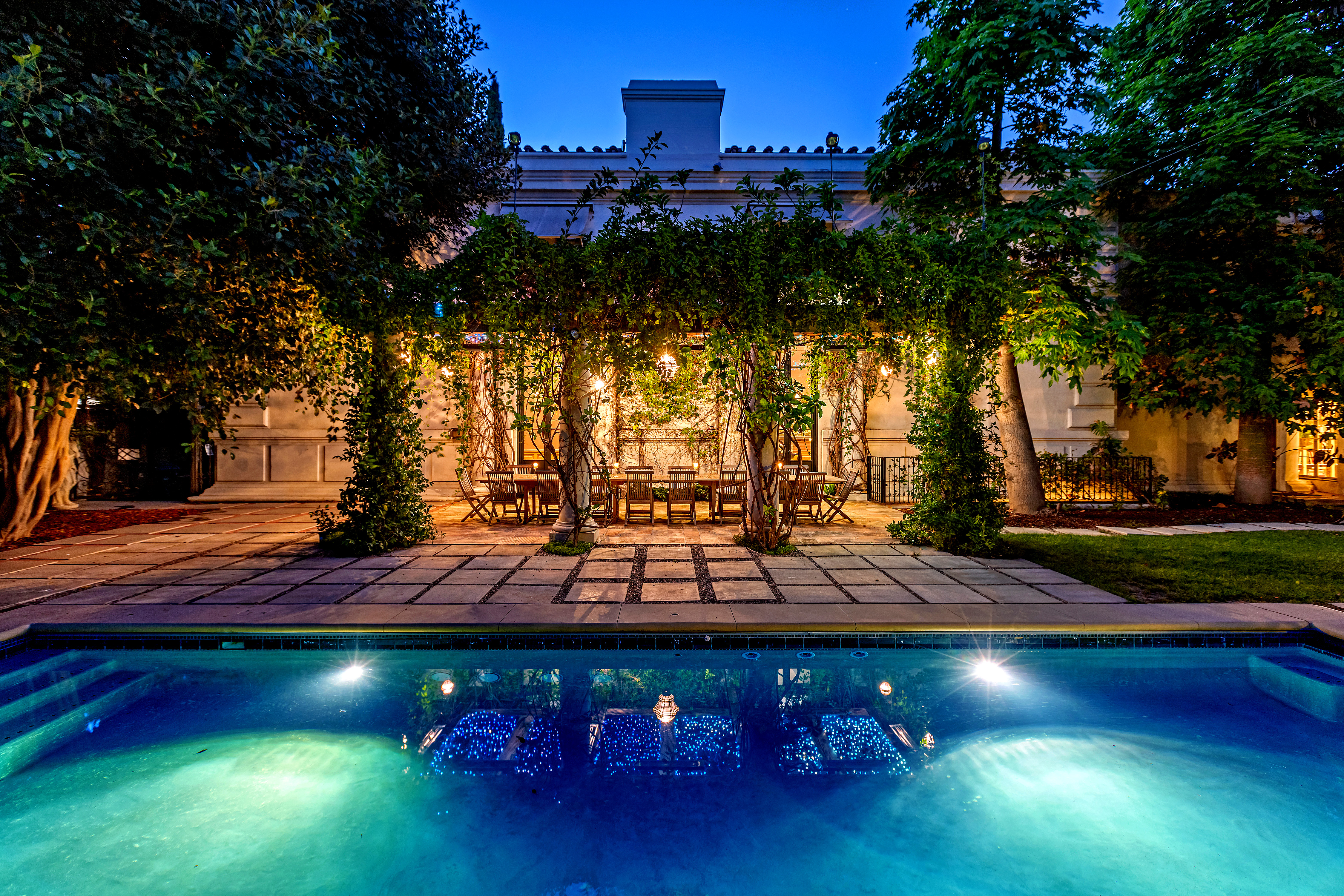 Hot Property: Danny Elfman and Bridget Fonda shed their Hancock Park stunner - Vimarsana News