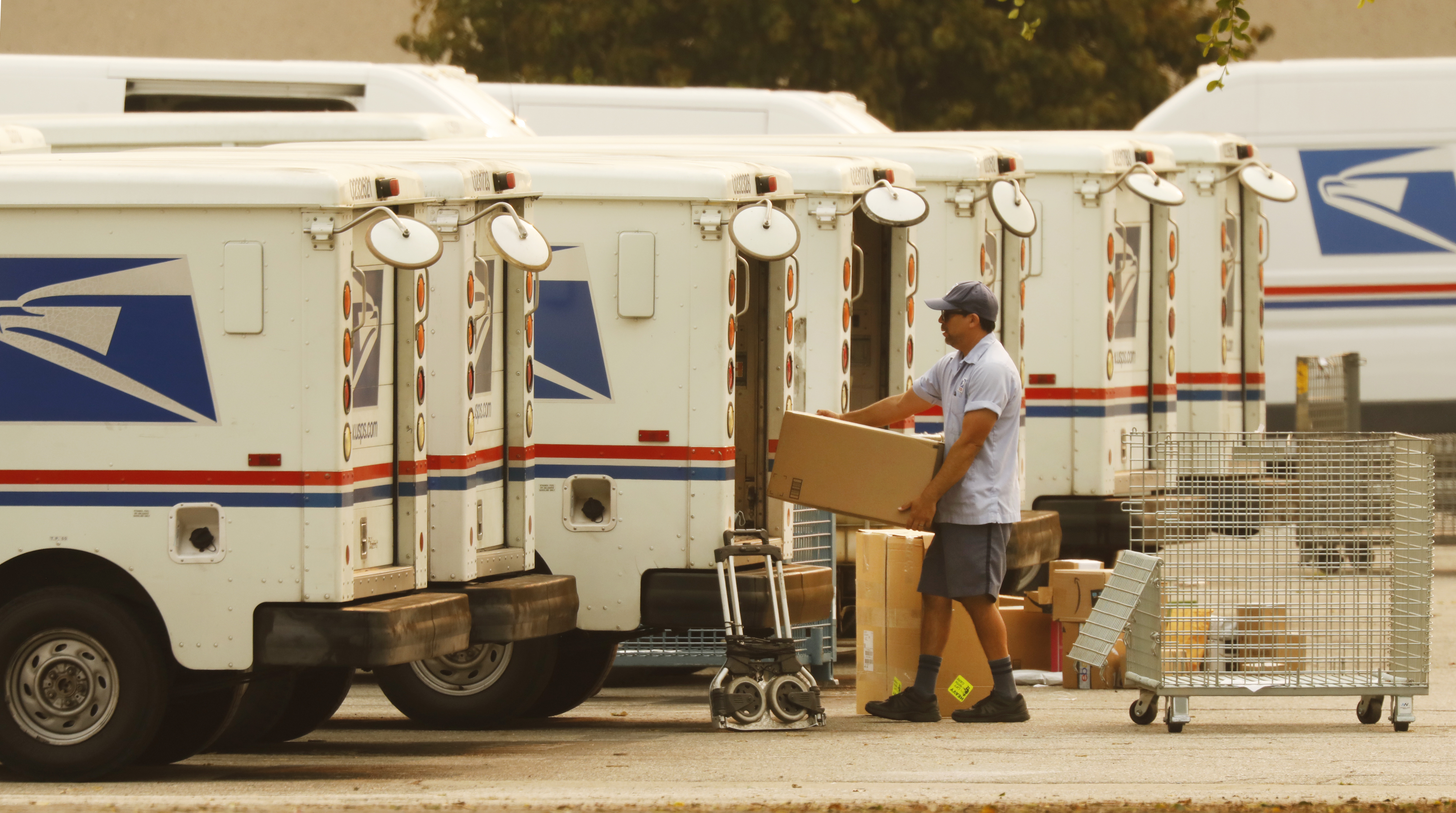 Editorial: The future is electric. So why is the Postal Service buying gas-guzzling trucks? - Vimarsana News