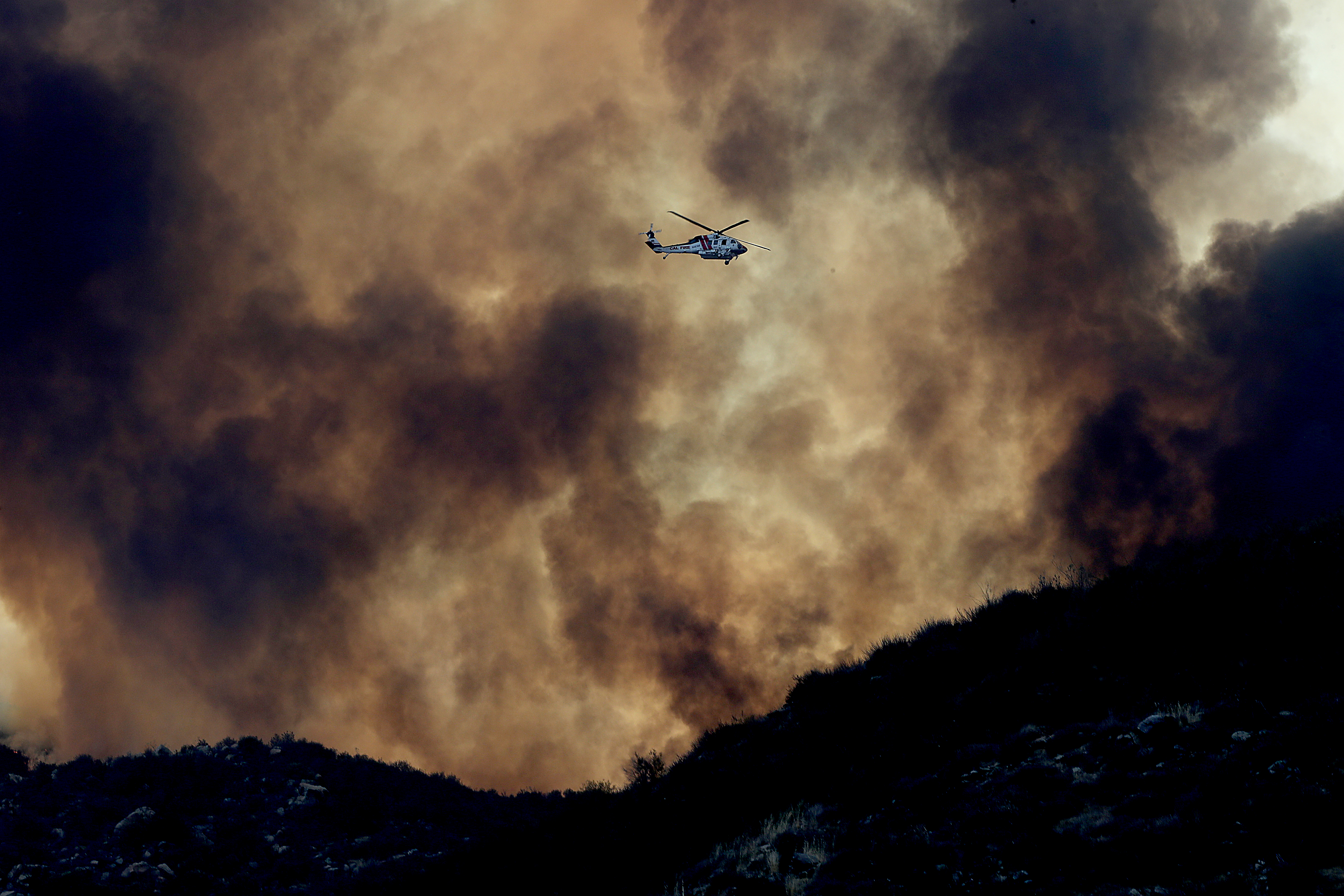 Firefighters battle massive fire near Hemet from the sky at night - Vimarsana News