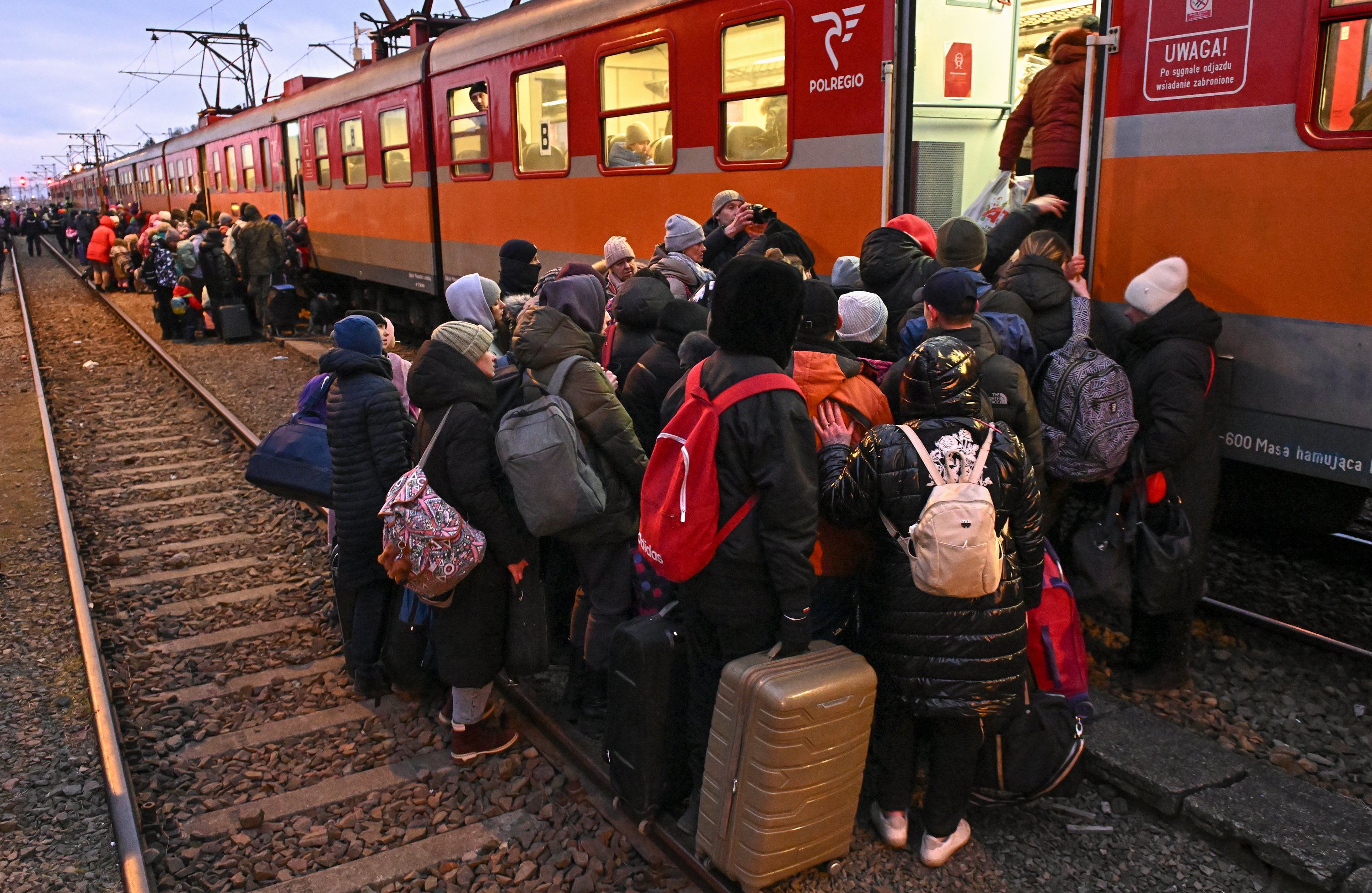 Weeks of Ukraine refugees overwhelm Polish capital - Vimarsana News
