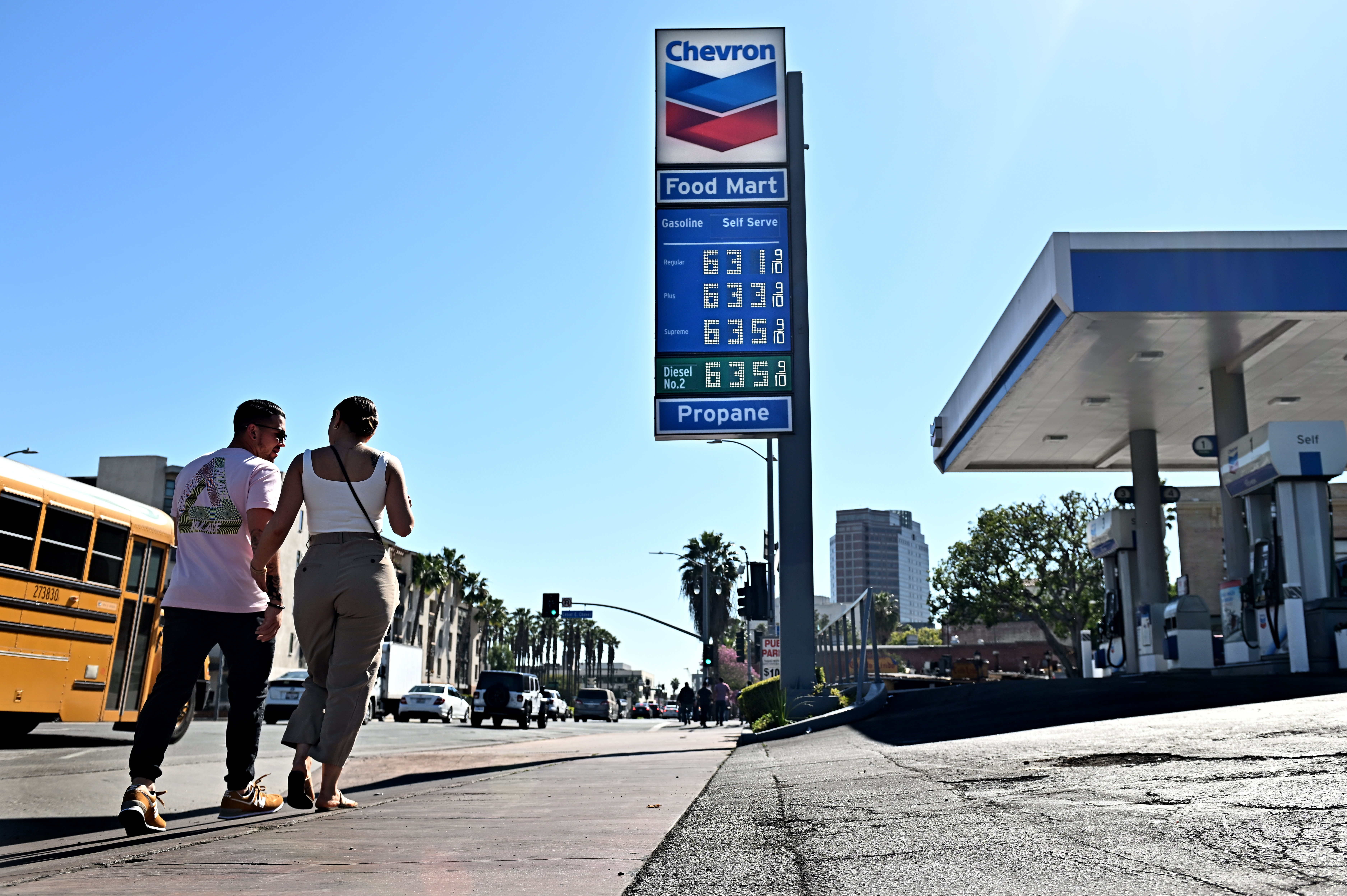 Rising gas prices from Russia-Ukraine conflict hit L.A. - Vimarsana News