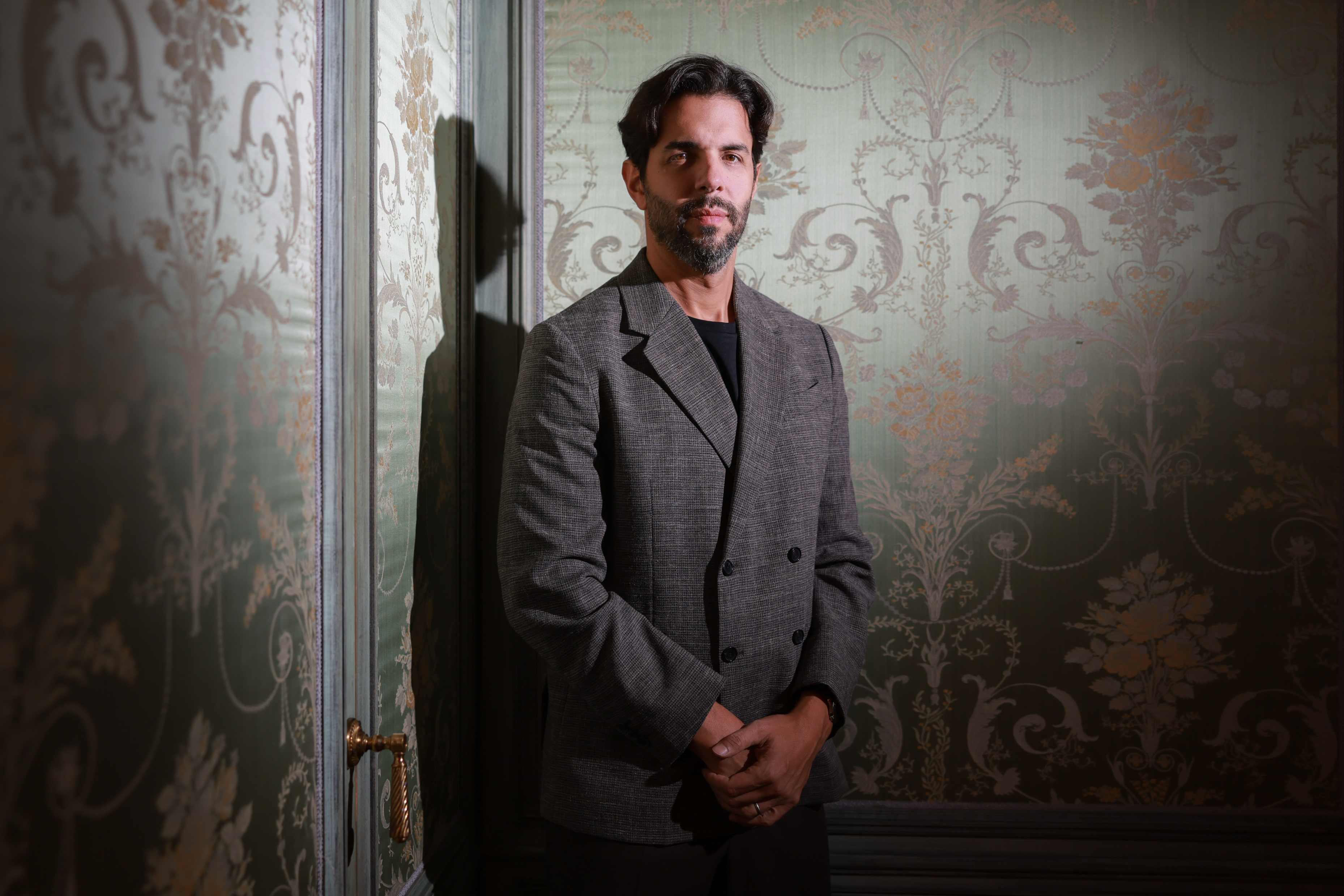 New L . A . Opera music director , Domingo Hindoyan , begins with Carmen