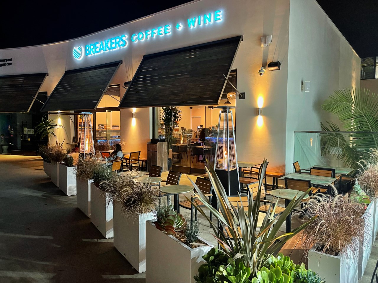 New Breakers cafe specializes in great wines, California coffee - Vimarsana News
