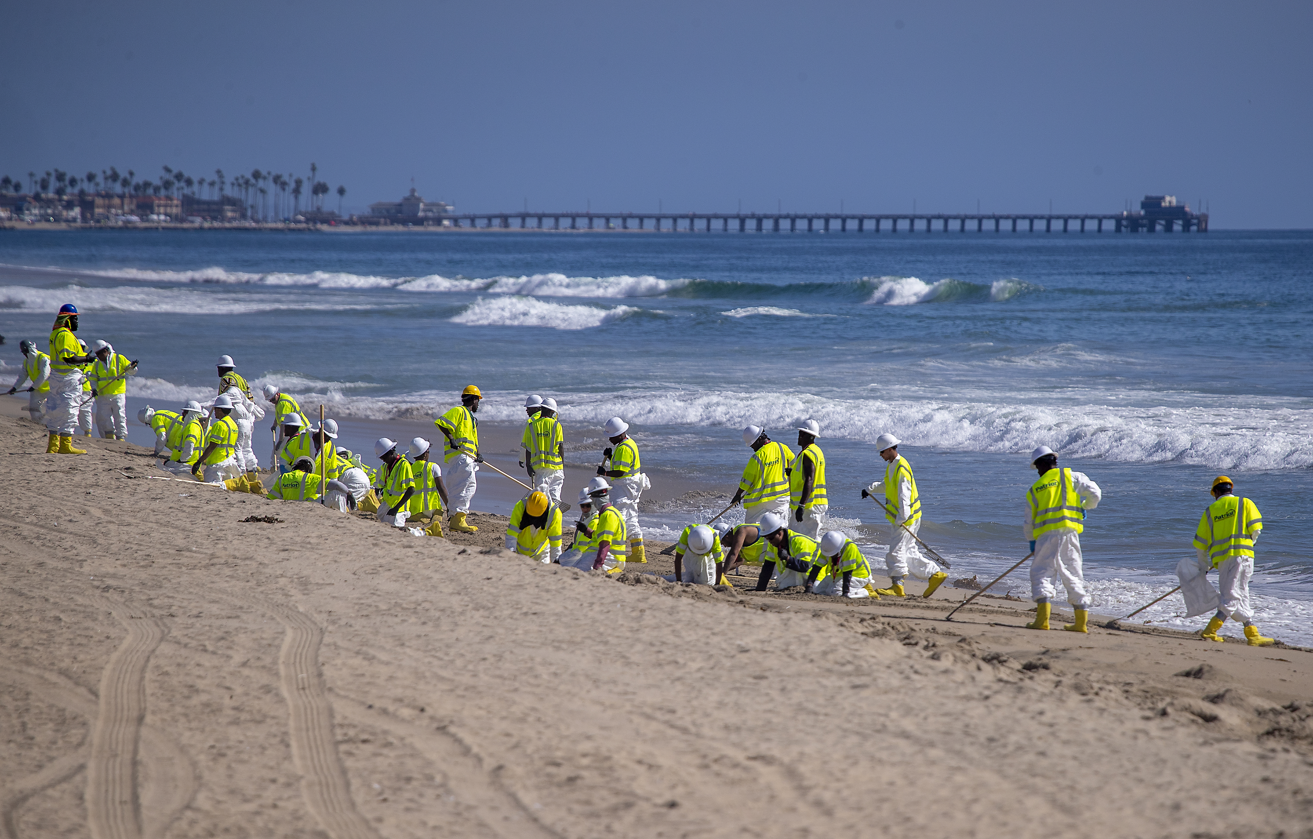 City, state beaches reopen in Huntington Beach as crews continue cleanup of O.C. coast - Vimarsana News