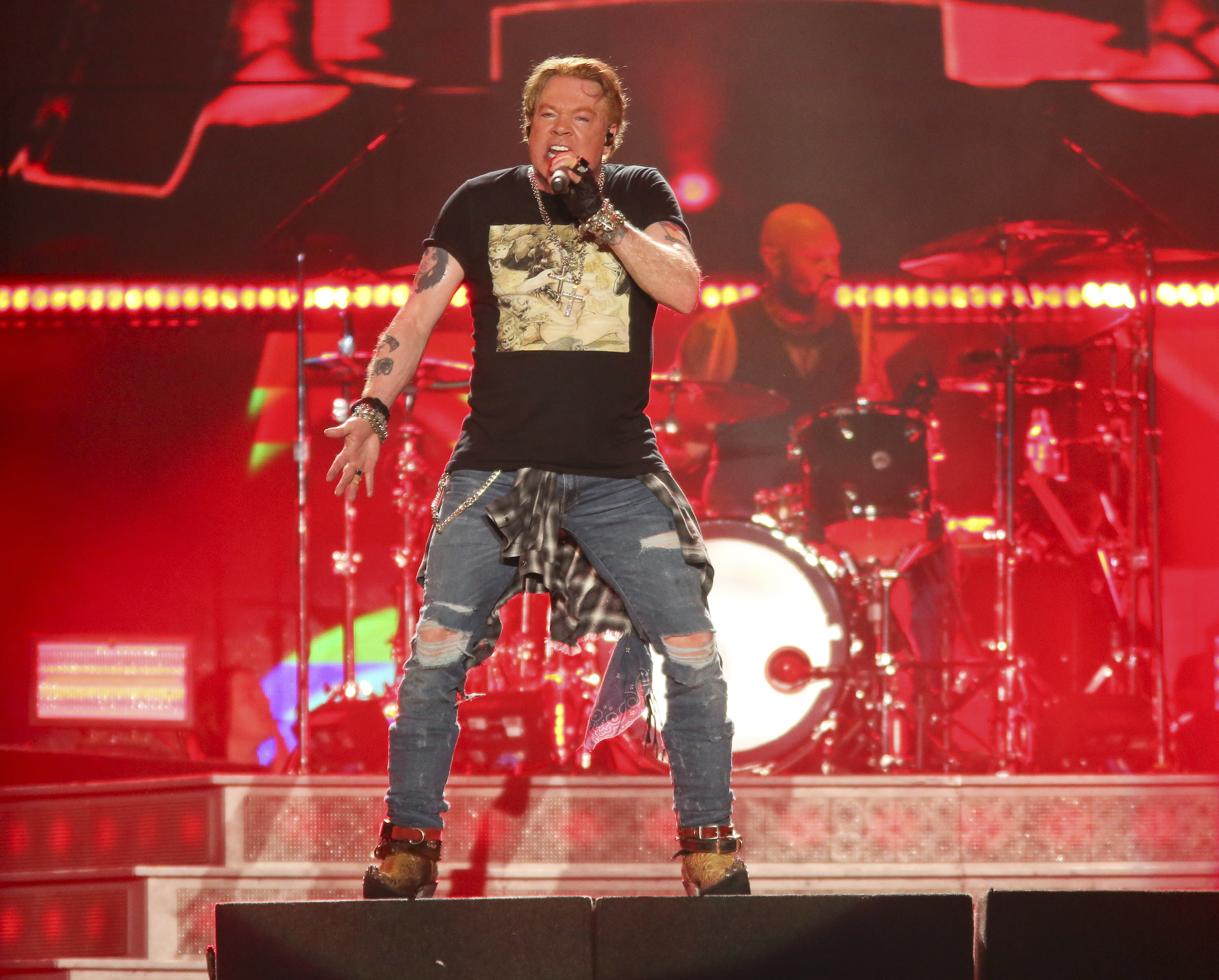 Guns N' Roses stops mic-throwing tradition after fan injured - Vimarsana News