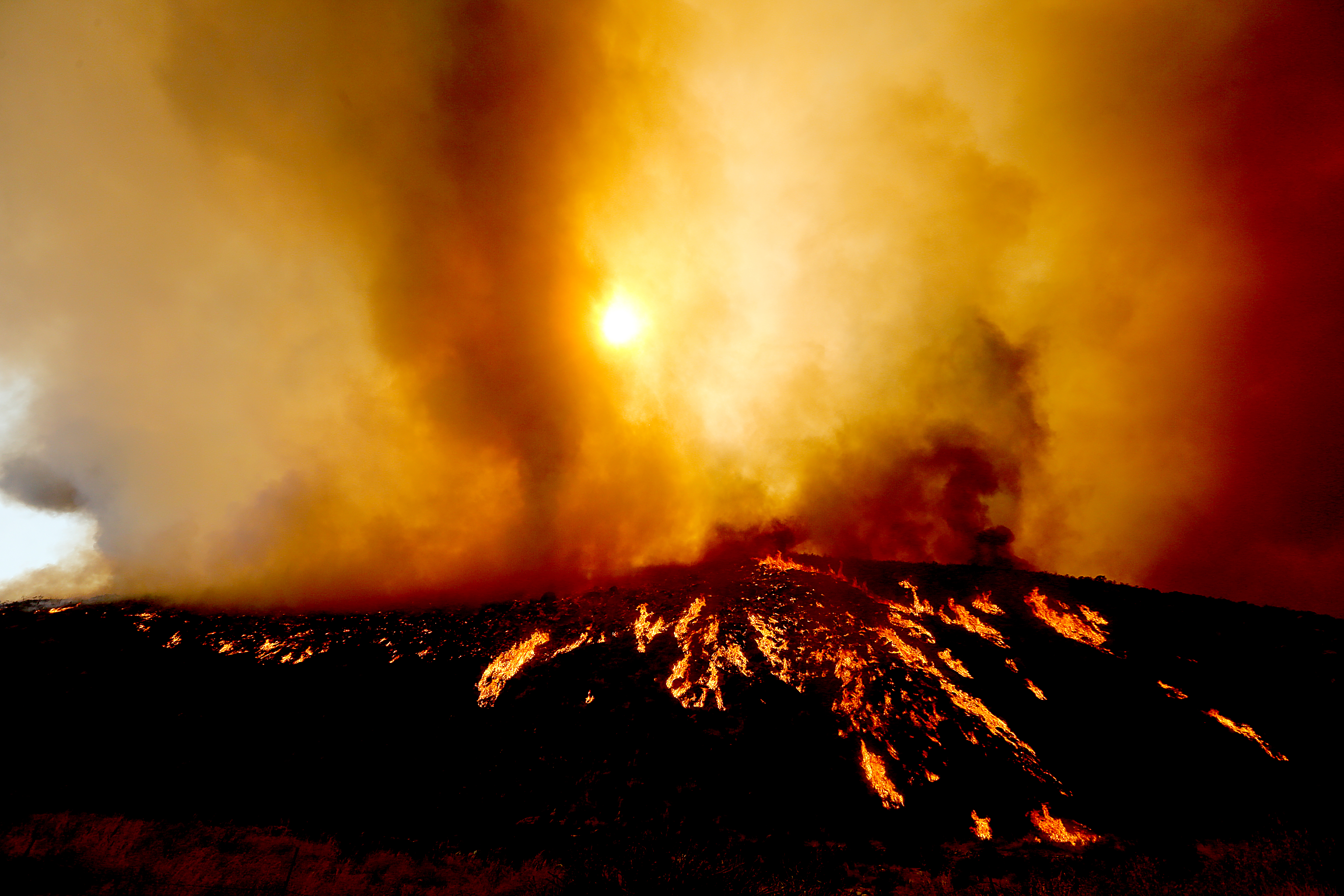 Fire tornadoes swirl in deadly Hemet blaze - Vimarsana News