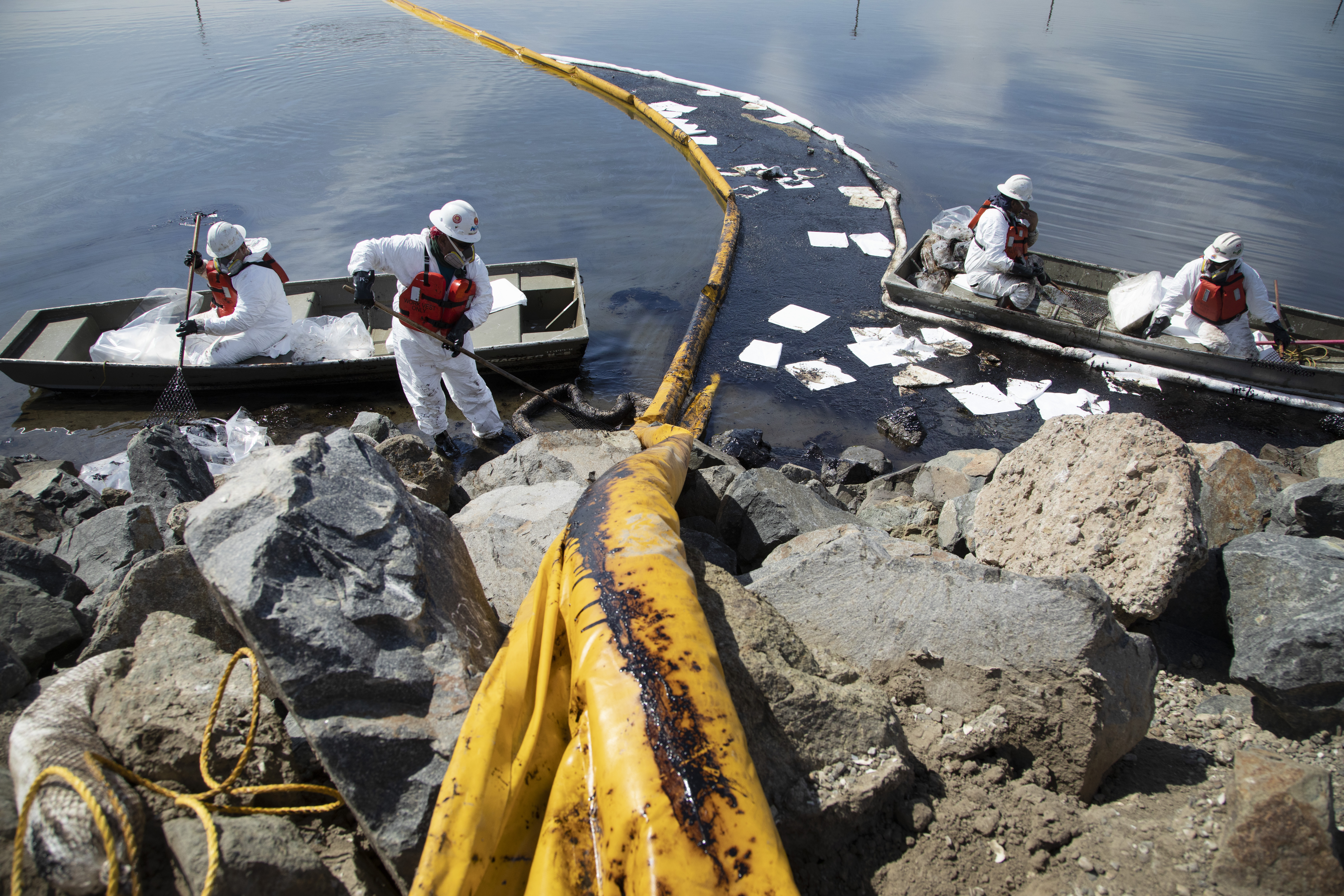 Photos: Major oil spill closes Orange County beaches - Vimarsana News