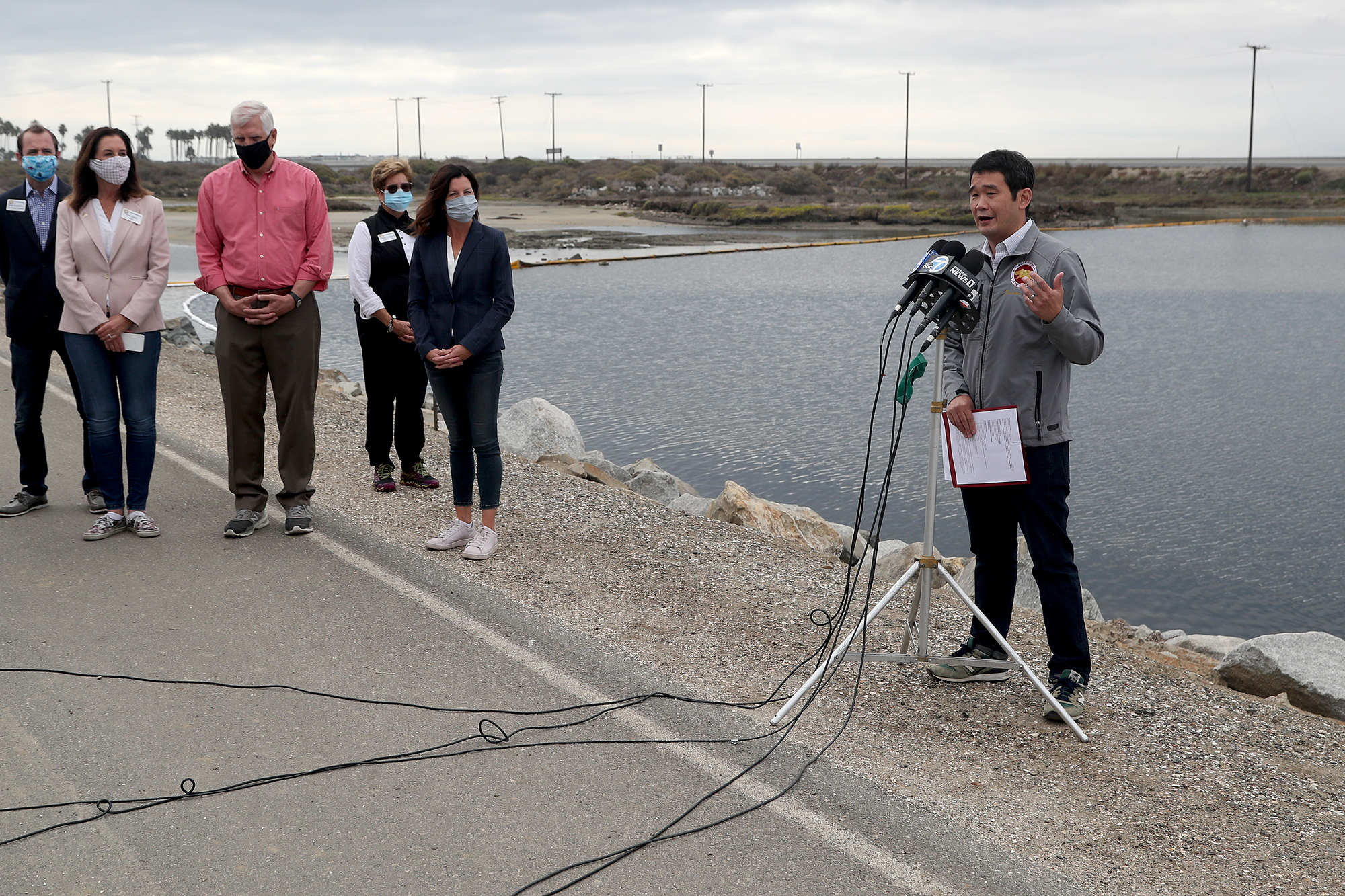Local leaders survey oil spill cleanup at Talbert Marsh in Huntington Beach - Vimarsana News