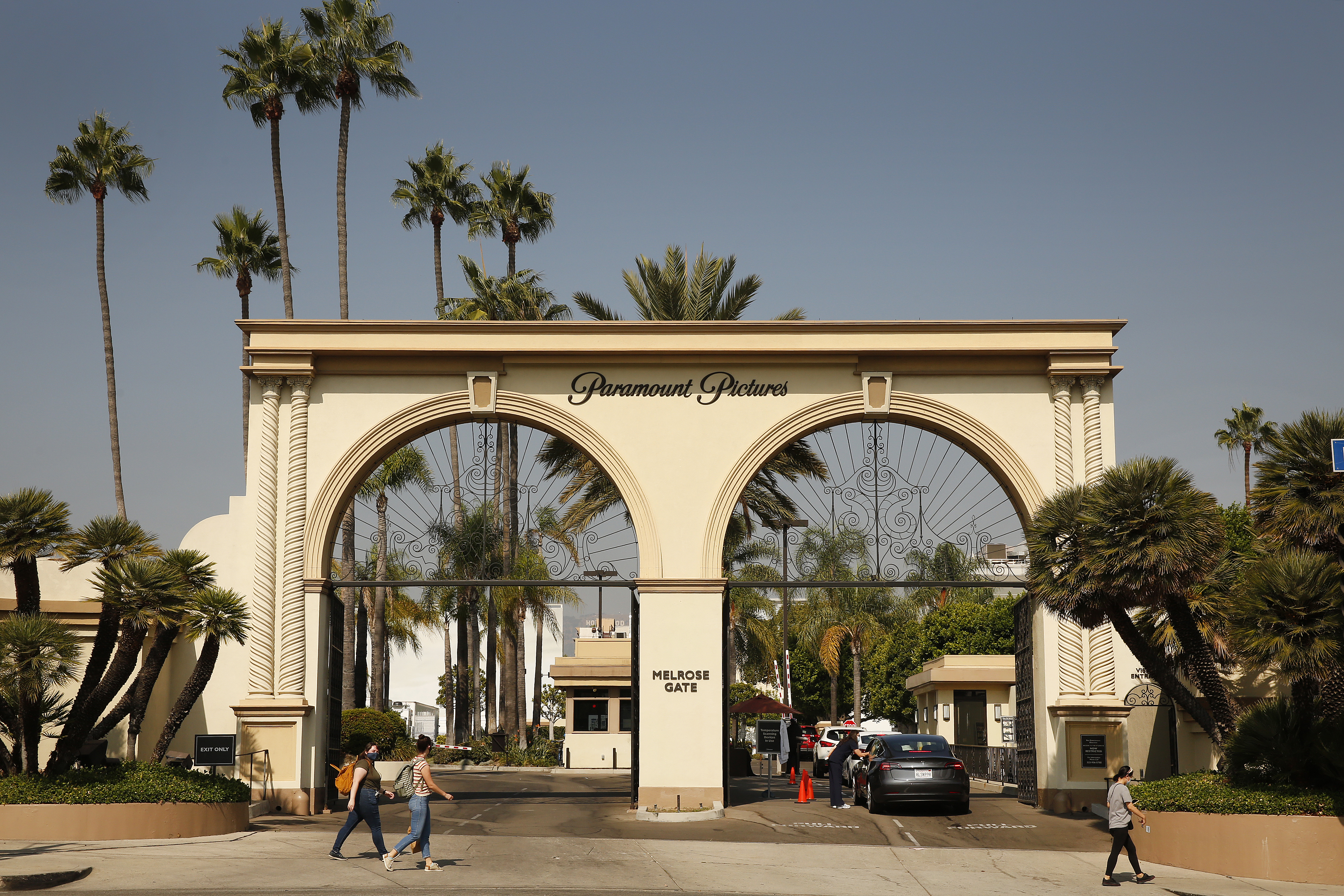 Edgar Bronfman Jr. submits bid to acquire Paramount