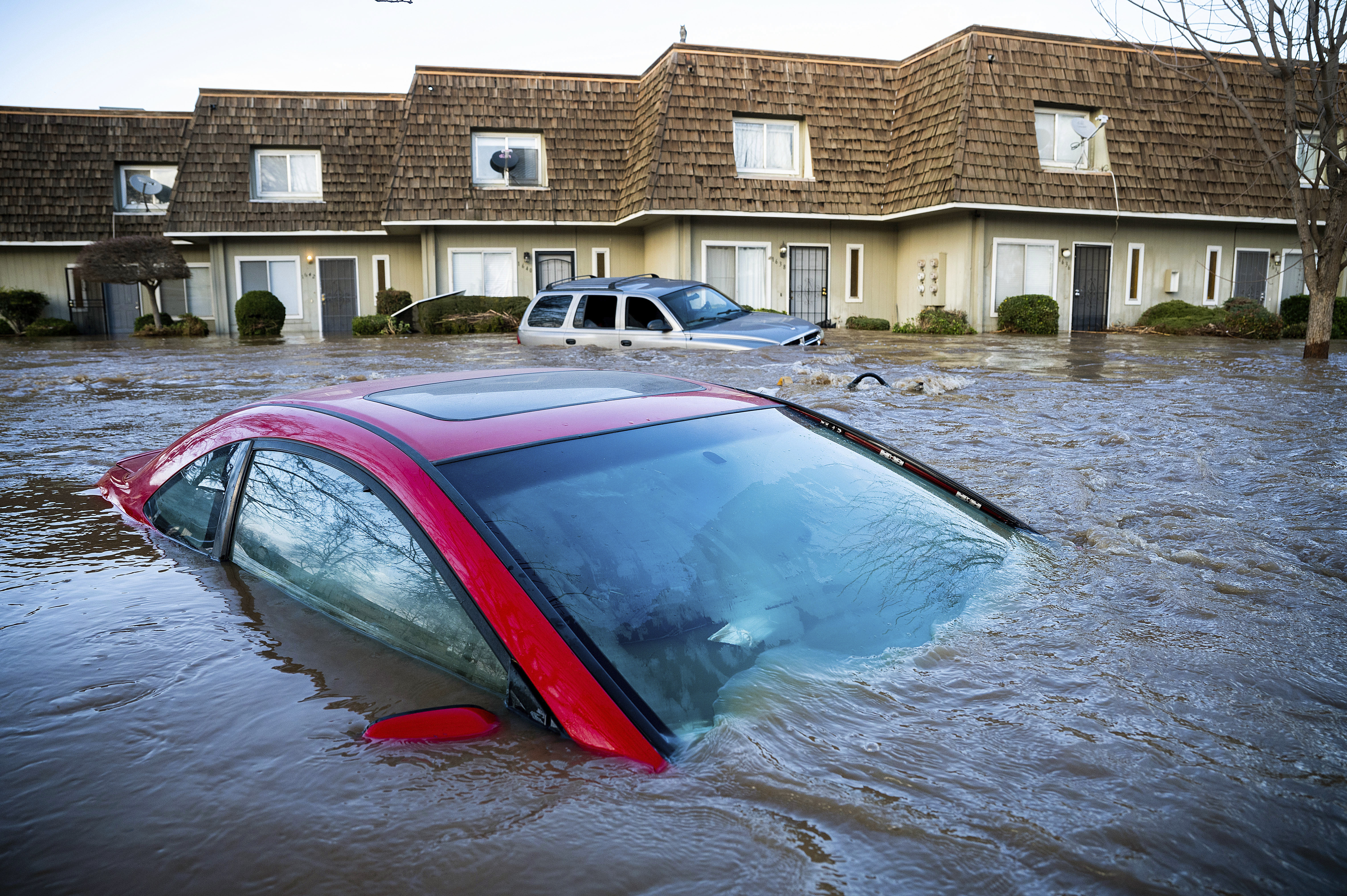 Merced residents try to fend off floods and determined thieves - Vimarsana News