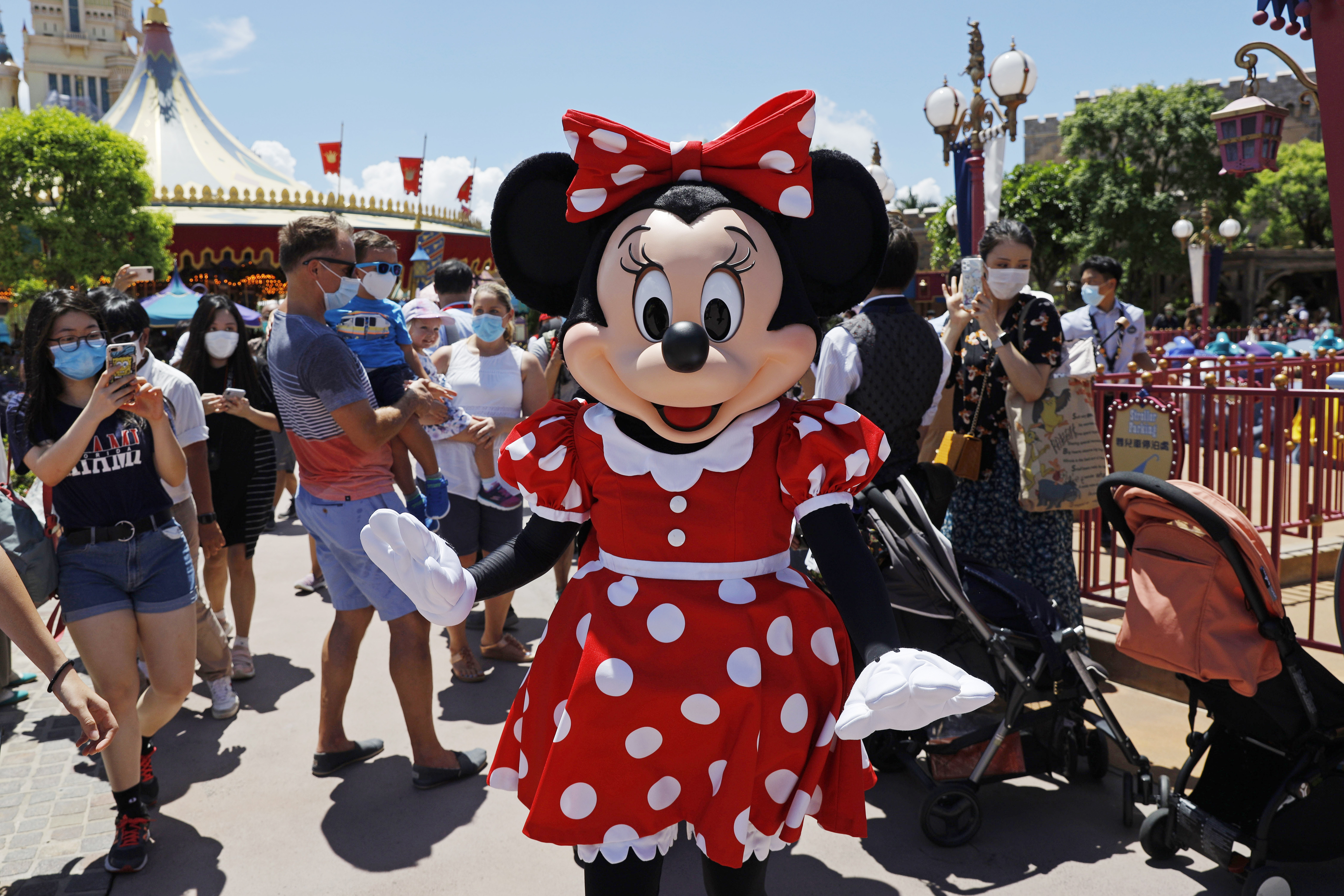 Minnie Mouse's bold new pantsuit is too bold for some - Vimarsana News