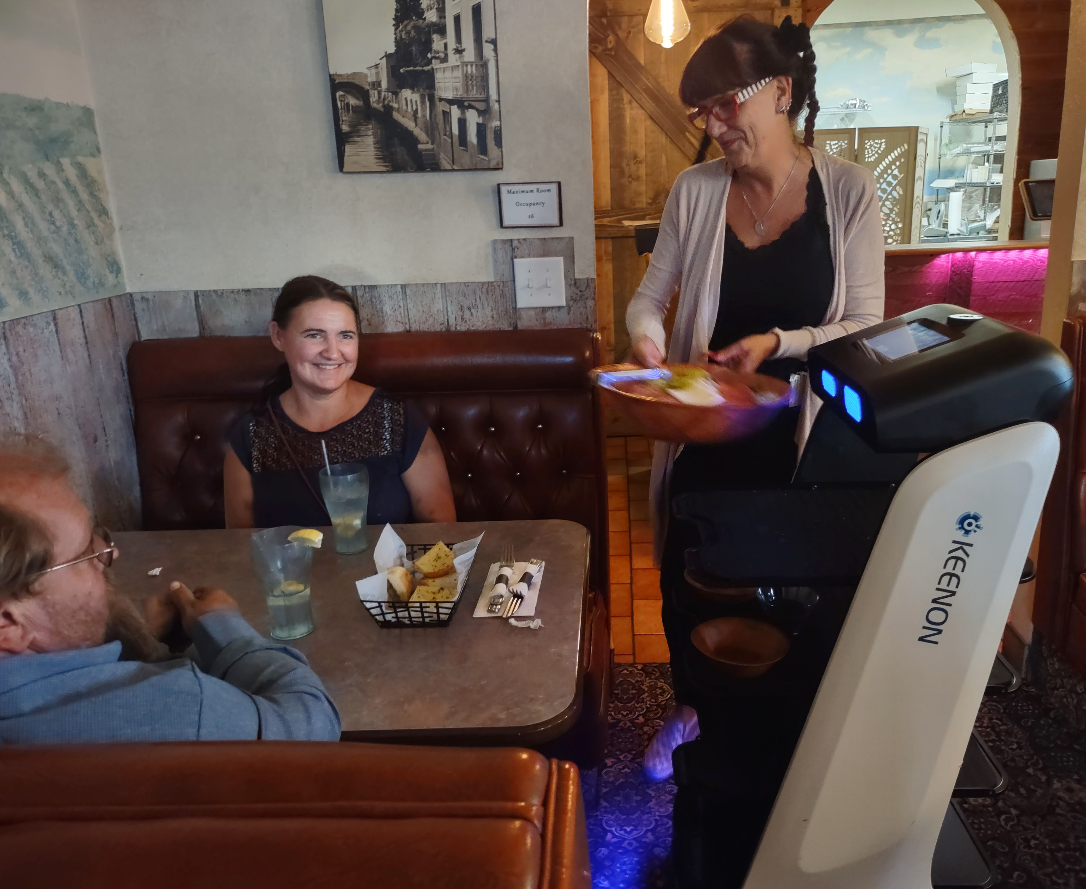 Rosie the robot lightens the load for servers at Mamma Ramona's restaurant - Vimarsana News