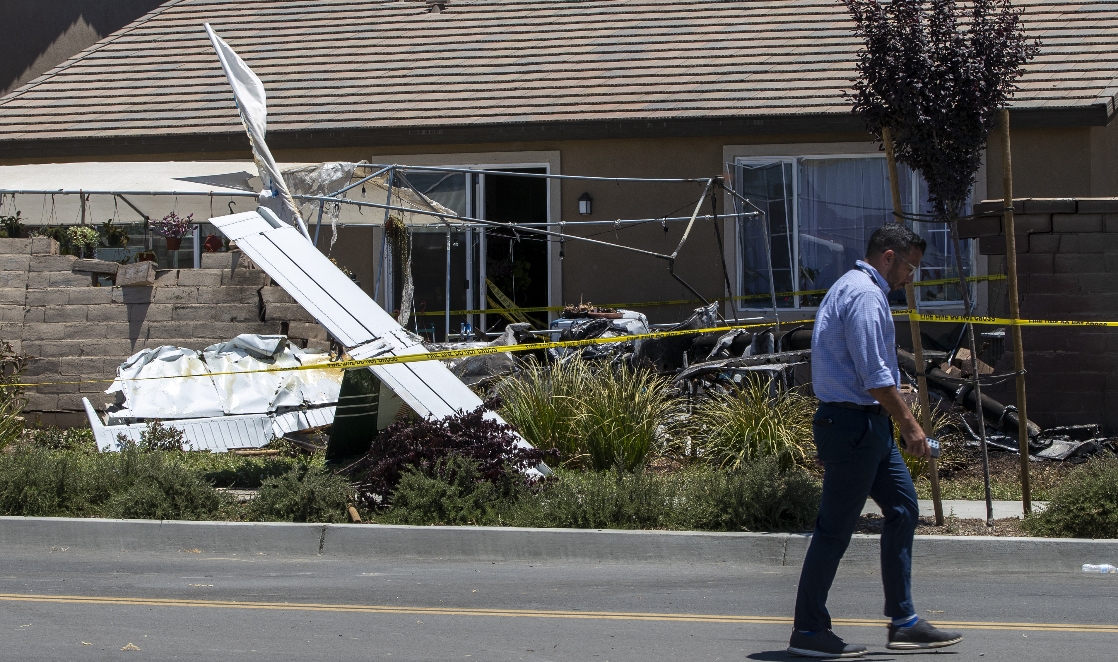 Small plane crashes into Hemet home, pilot seriously injured - Vimarsana News