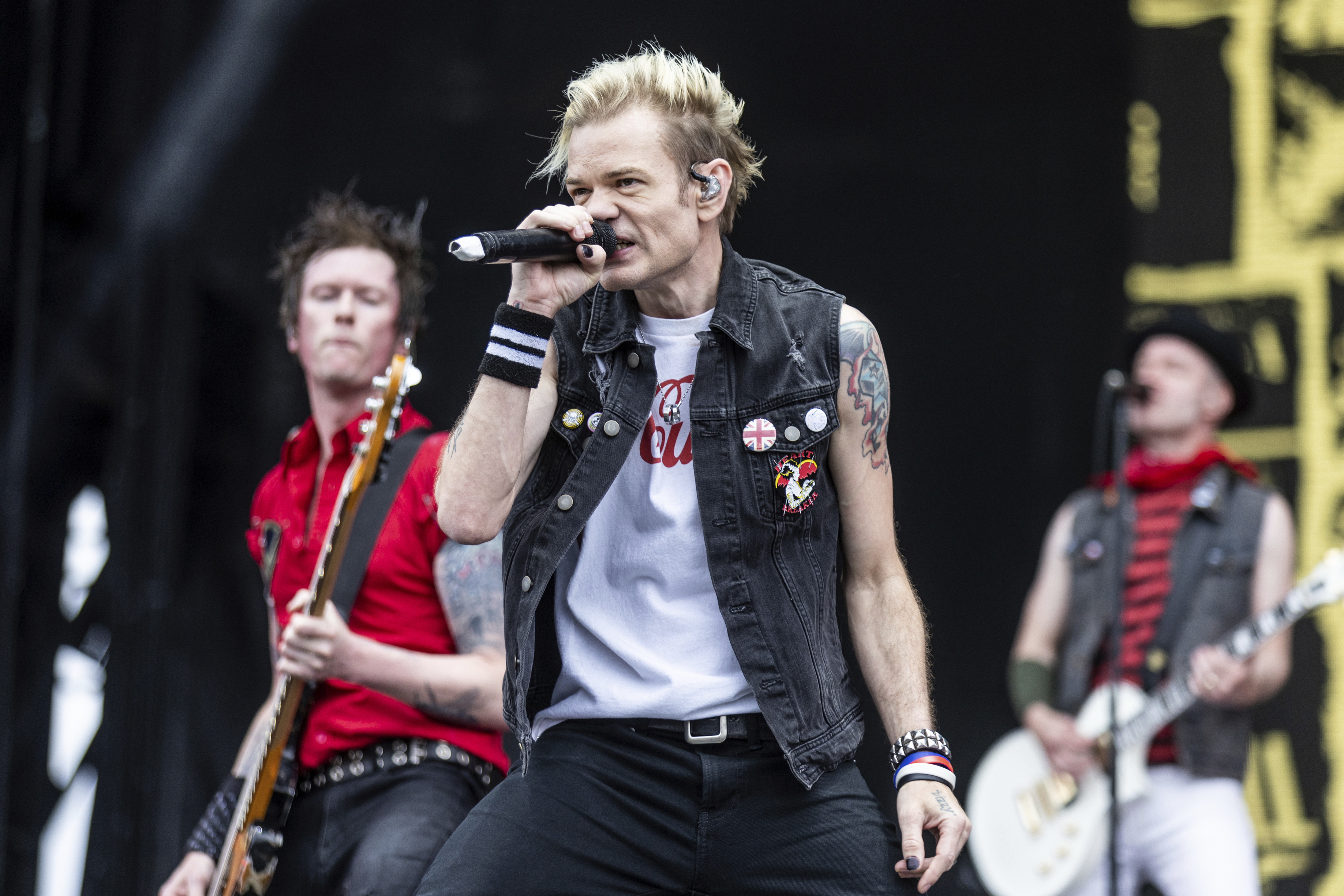 Deryck Whibley insists he's 'not a liar' after ex-manager denies sexual coercion claims